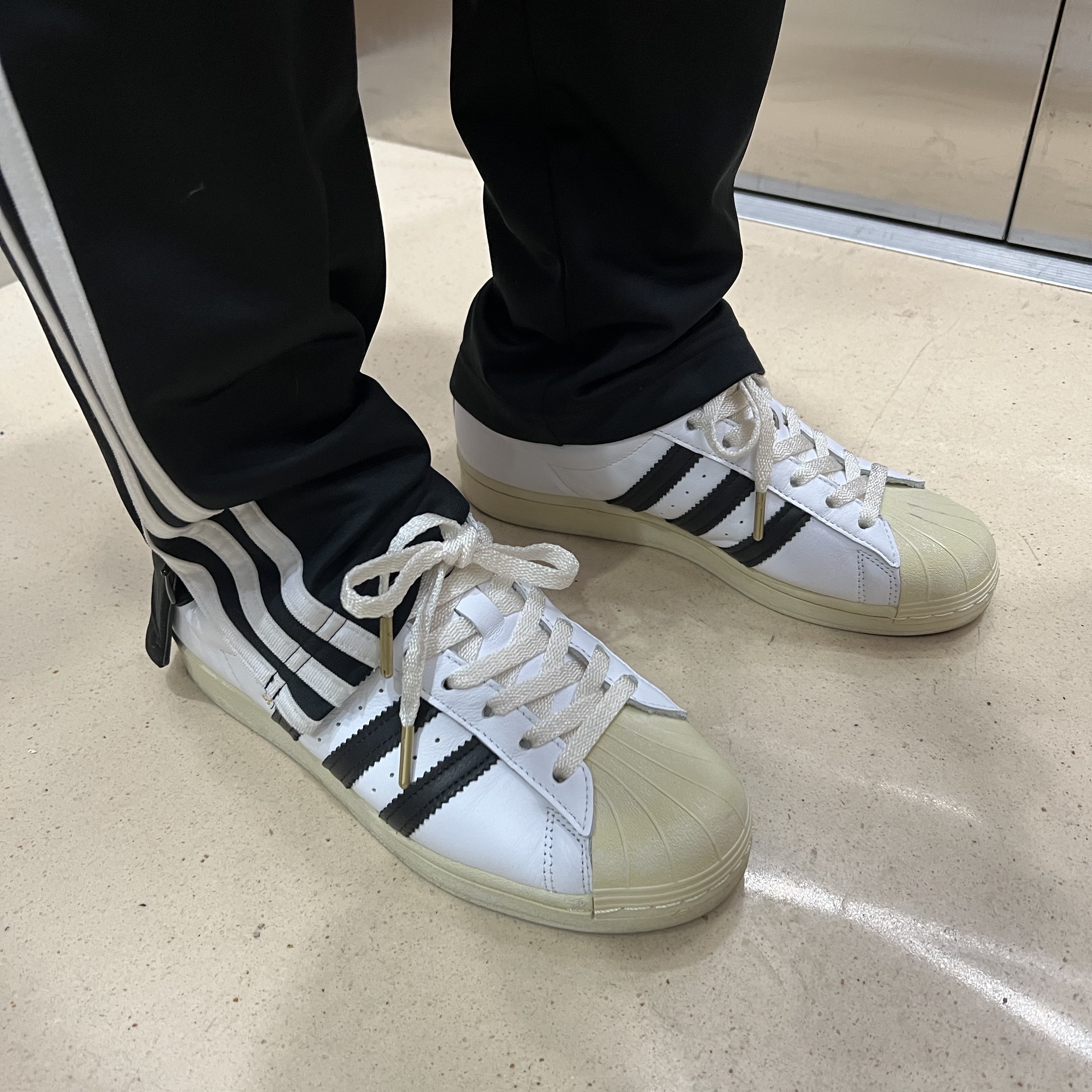 Adidas Superstar Premium White Black 착용 스타일