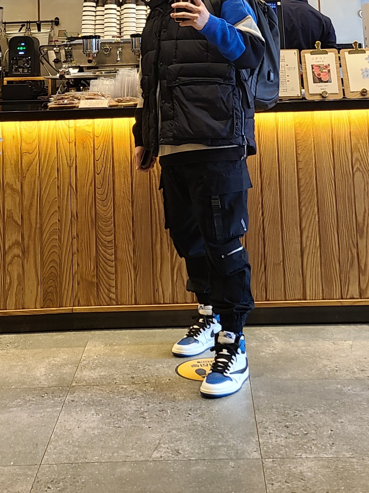 Jordan 1 x Travis Scott x Fragment Retro High OG SP Military Blue 착용 스타일