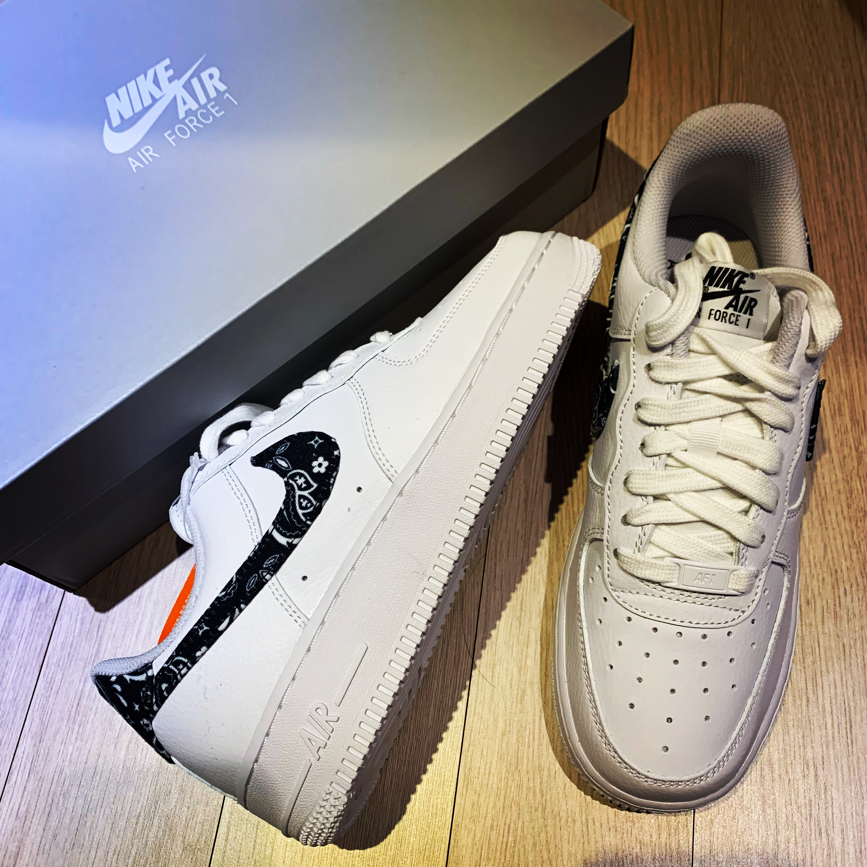 (W) Nike Air Force 1 '07 Essential Paisley Swoosh White Black 착용 스타일