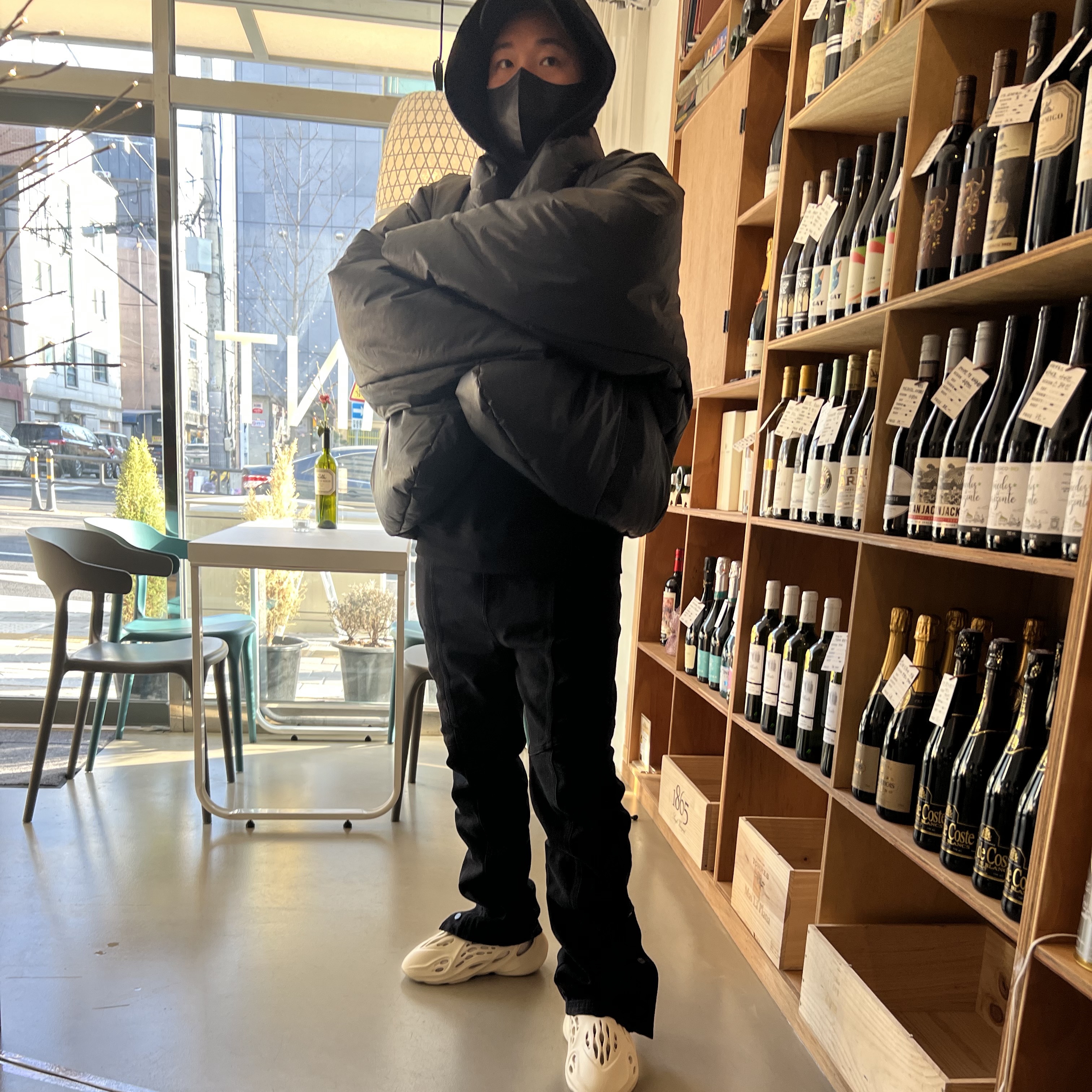 Yeezy Gap Round Jacket Black, Adidas Yeezy Foam RNNR Sand 착용 스타일 - 4