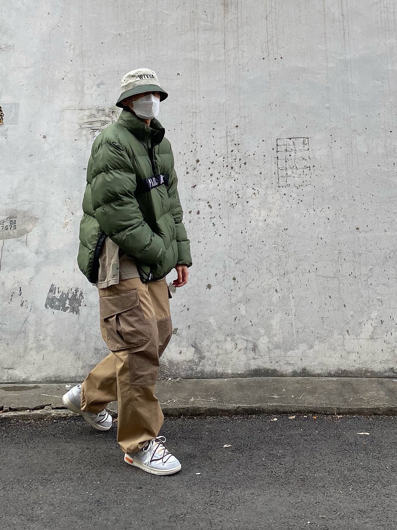Nike x Off-White Dunk Low The 50 - Lot 46, Palace Ruffer Puffer Jacket Green - 20FW 착용 스타일 - 1