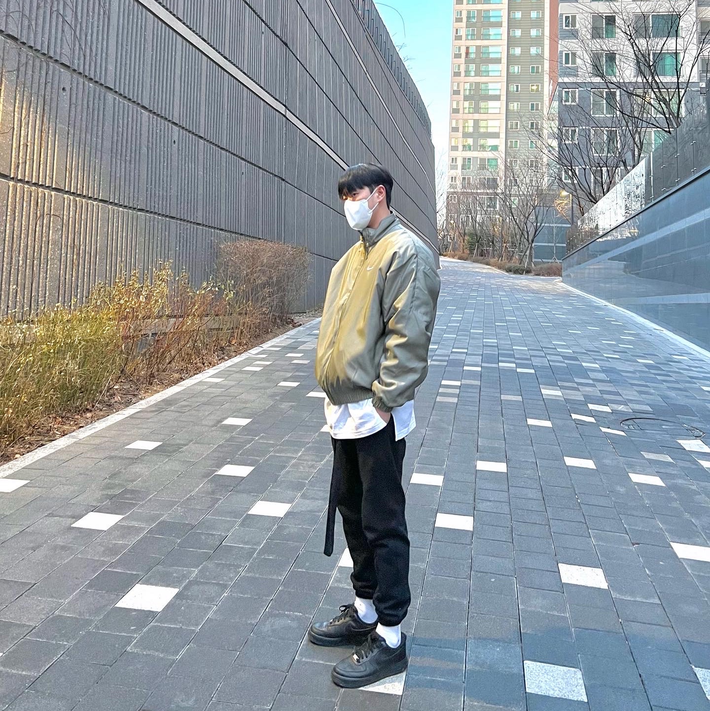 Nike NRG Solo Swoosh Satin Bomber Jacket Light Army - Asia, Nike Air Force 1 '07 Low Triple Black 착용 스타일