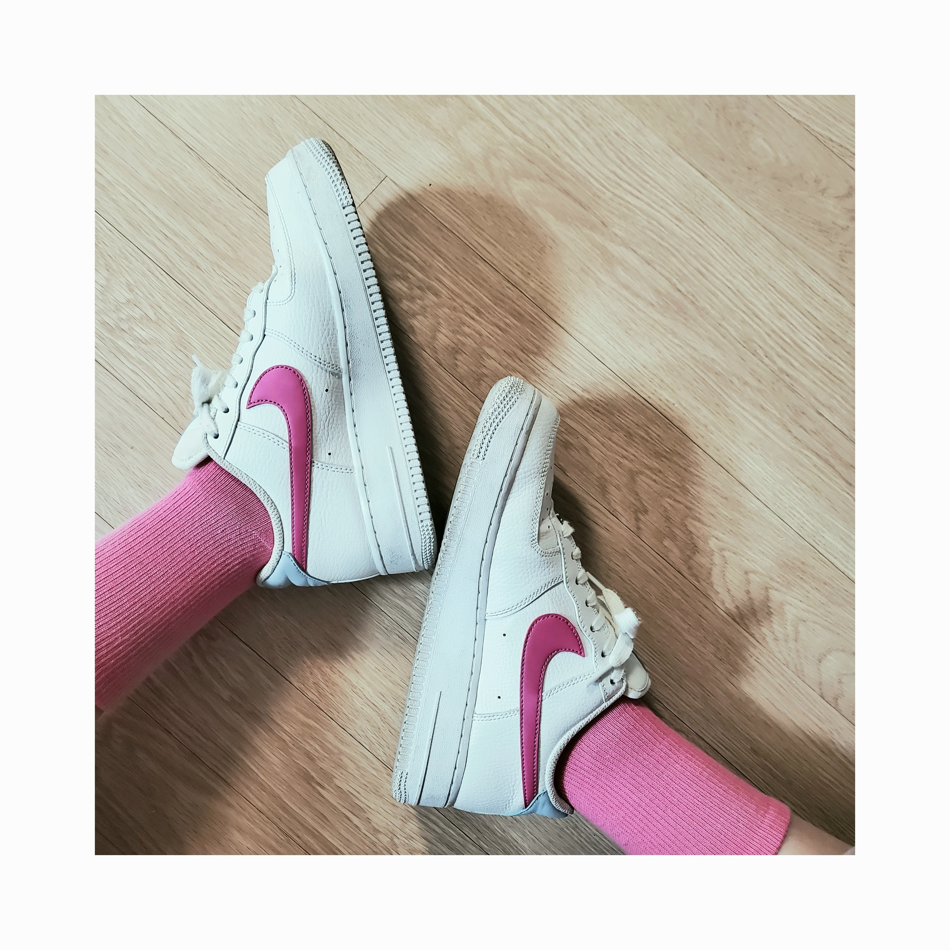 (W) Nike Air Force 1 '07 White Fire Pink 착용 스타일 - 2