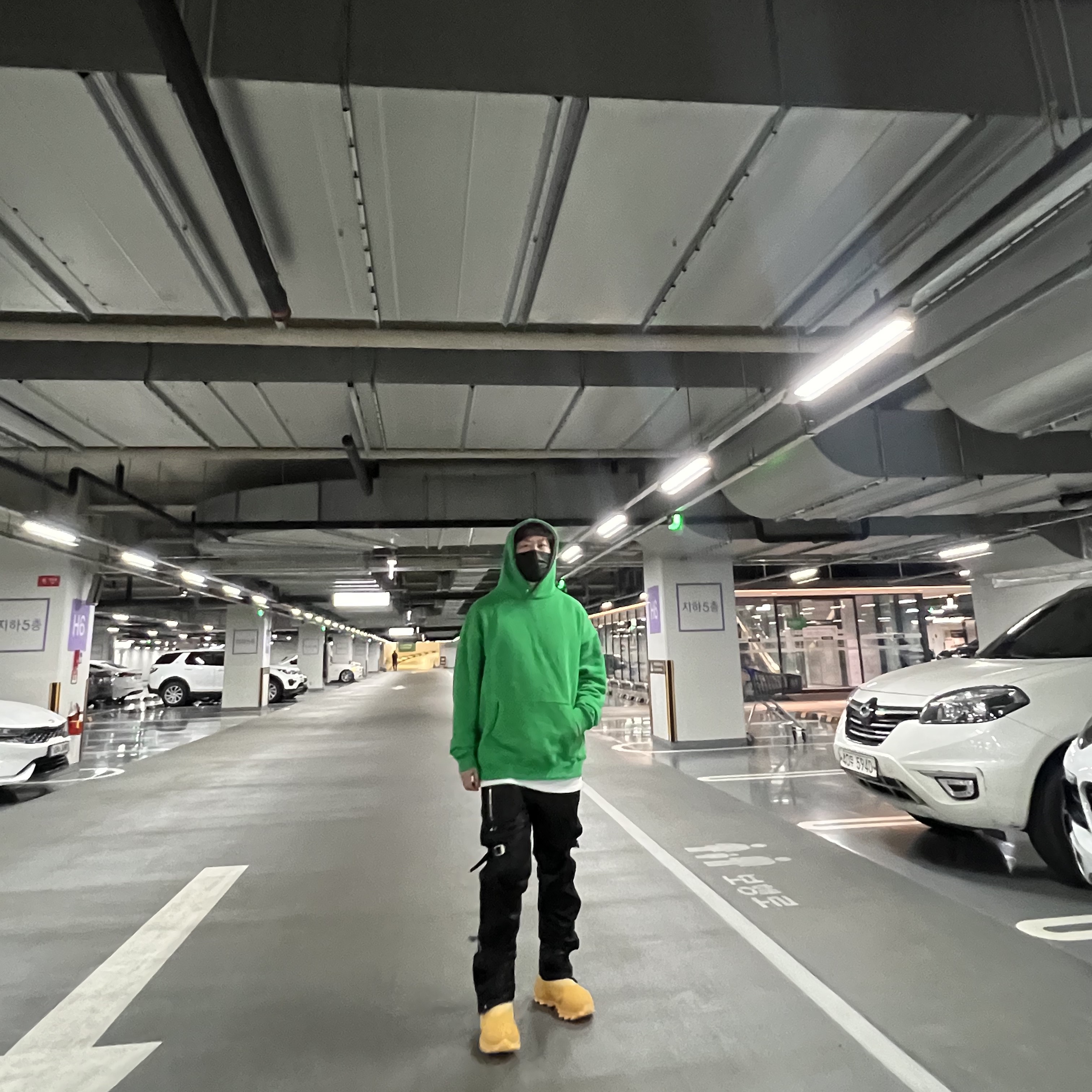 adidas Yeezy Knit RNR Boot Sulfur 착용 스타일 - 2