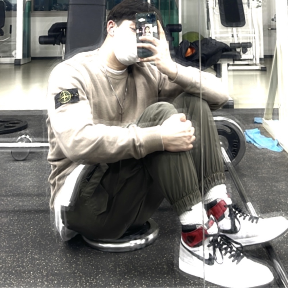 Jordan 1 Retro High OG Light Smoke Grey, Stone Island 64450 Long Sleeve Crewneck Sweatshirt Fango - 20FW 착용 스타일