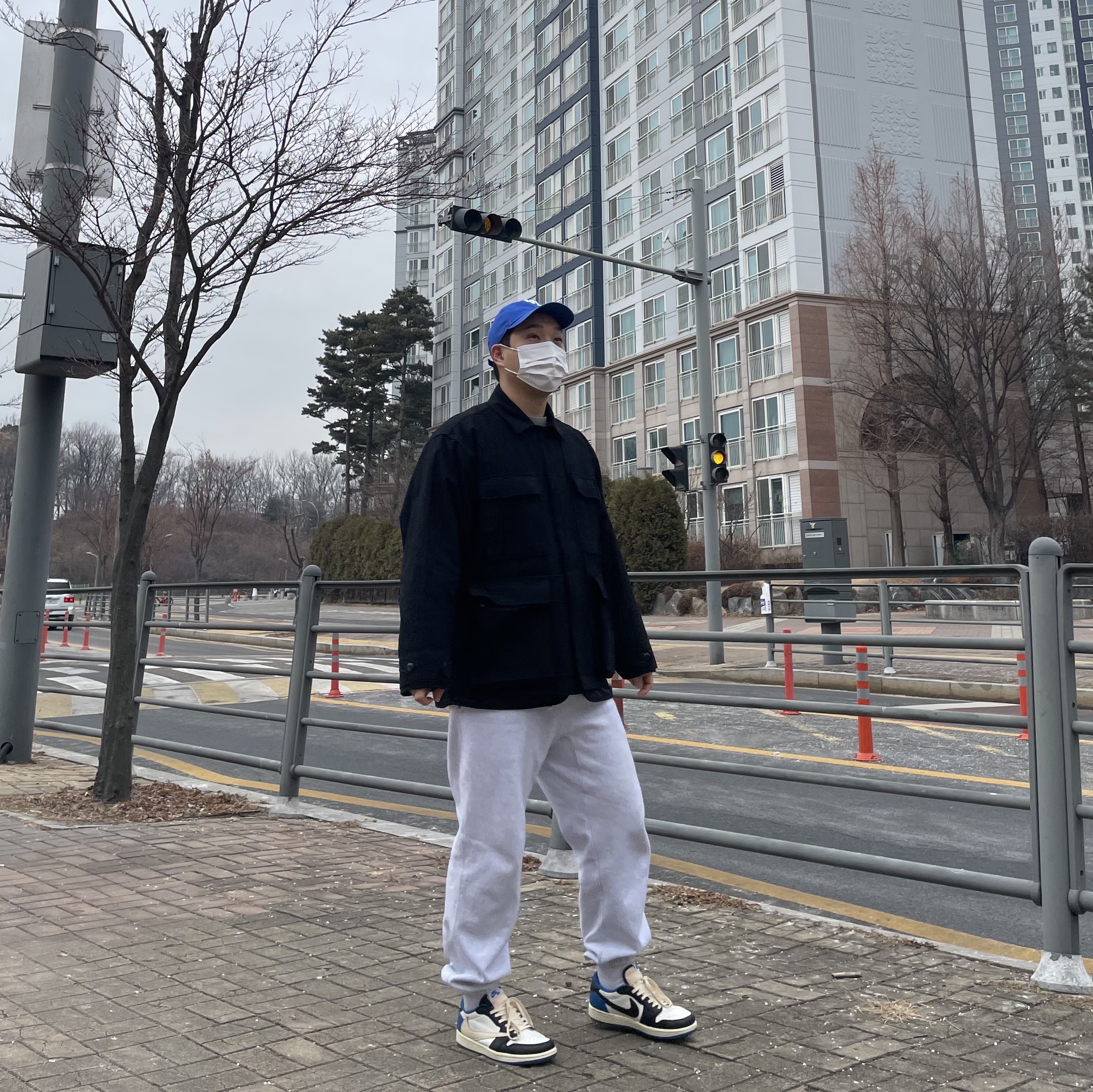 Jordan 1 x Travis Scott x Fragment Retro Low OG SP Military Blue 착용 스타일 - 1