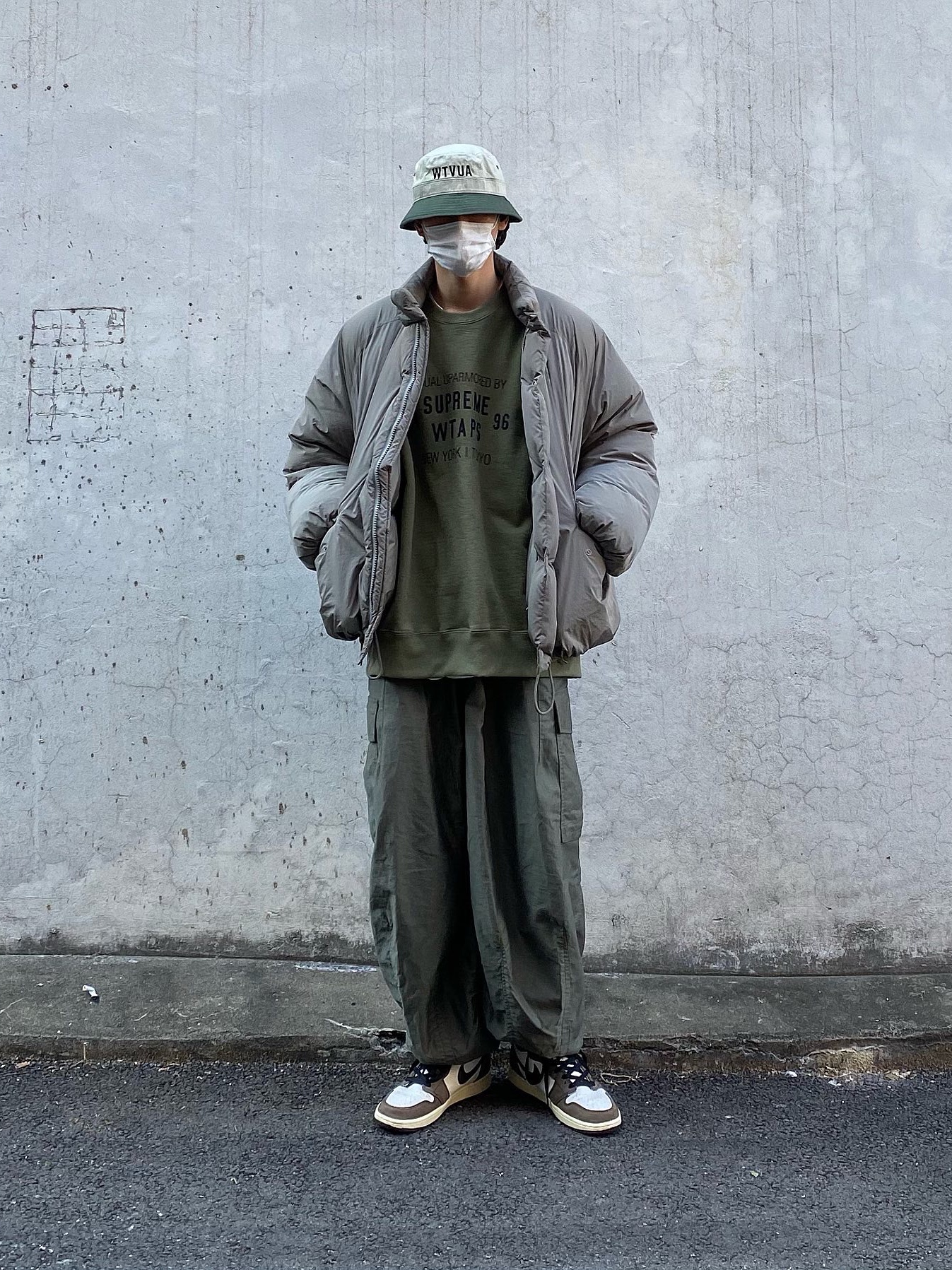 Supreme x WTAPS Crewneck Light Olive - 21FW, Jordan 1 x Travis Scott Retro High OG SP Mocha 착용 스타일 - 1