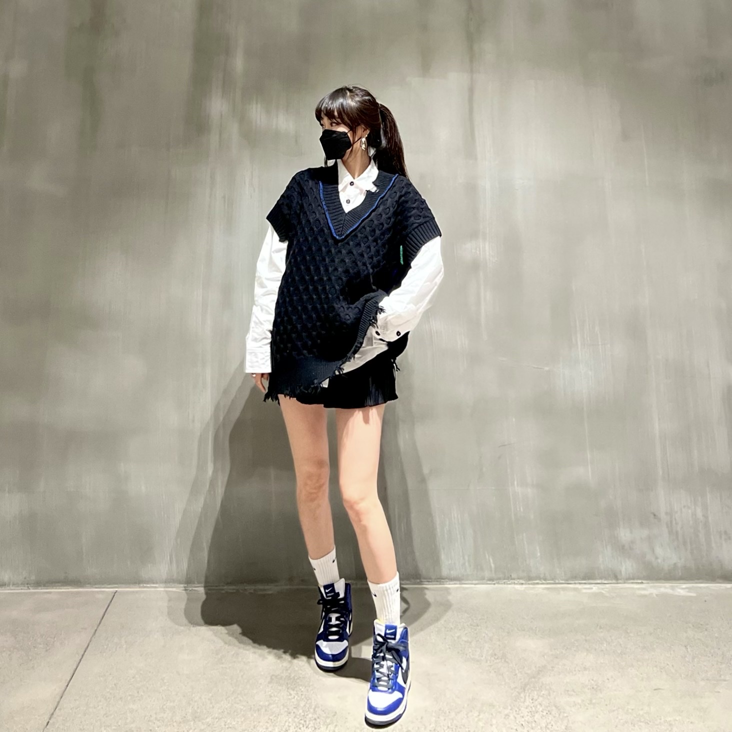 Zara x Ader Error Oversized Shirt White, Zara x Ader Error Oversized Vest Black 착용 스타일 - 3