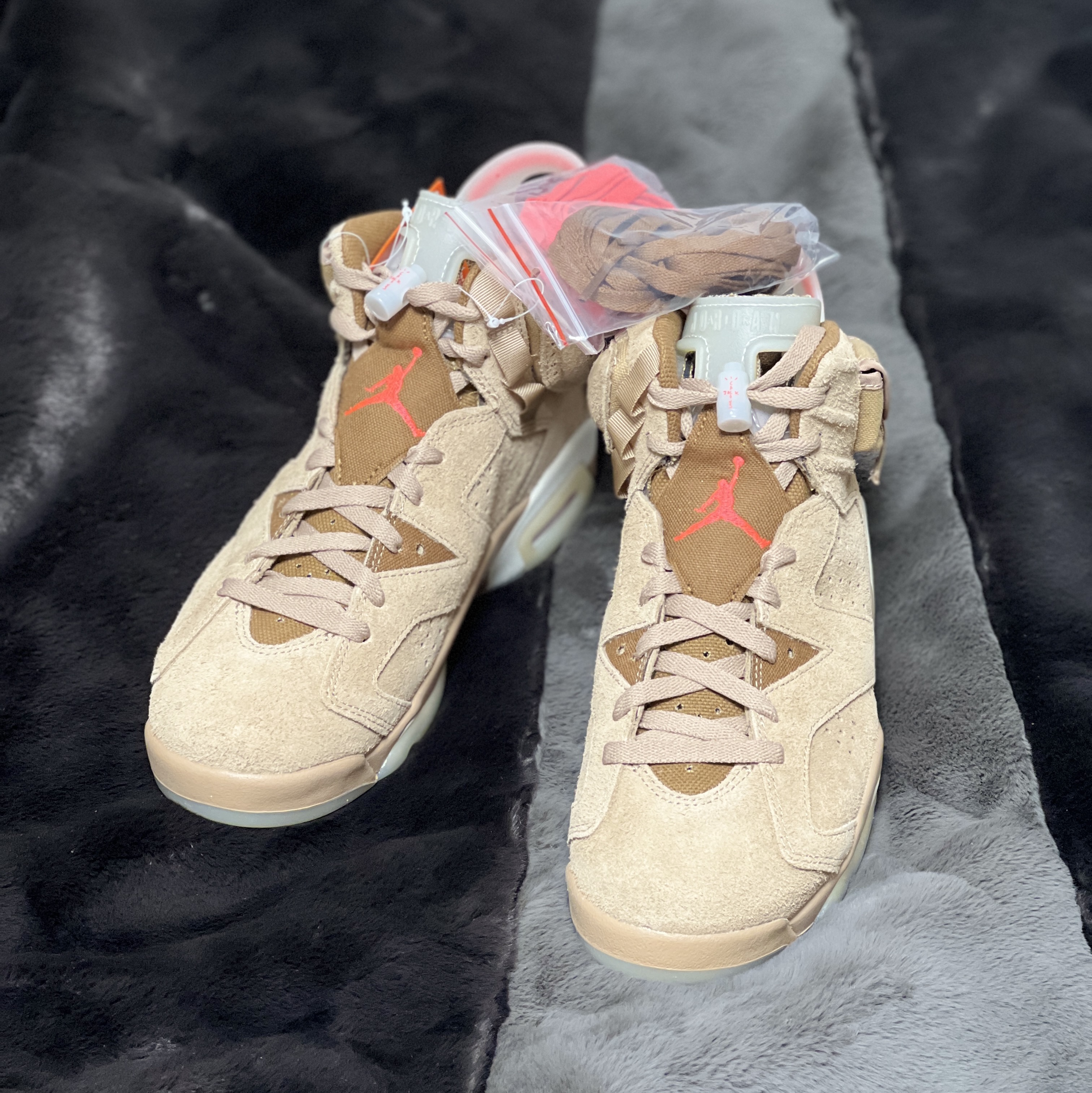 Jordan 6 x Travis Scott Retro SP British Khaki 착용 스타일 - 5