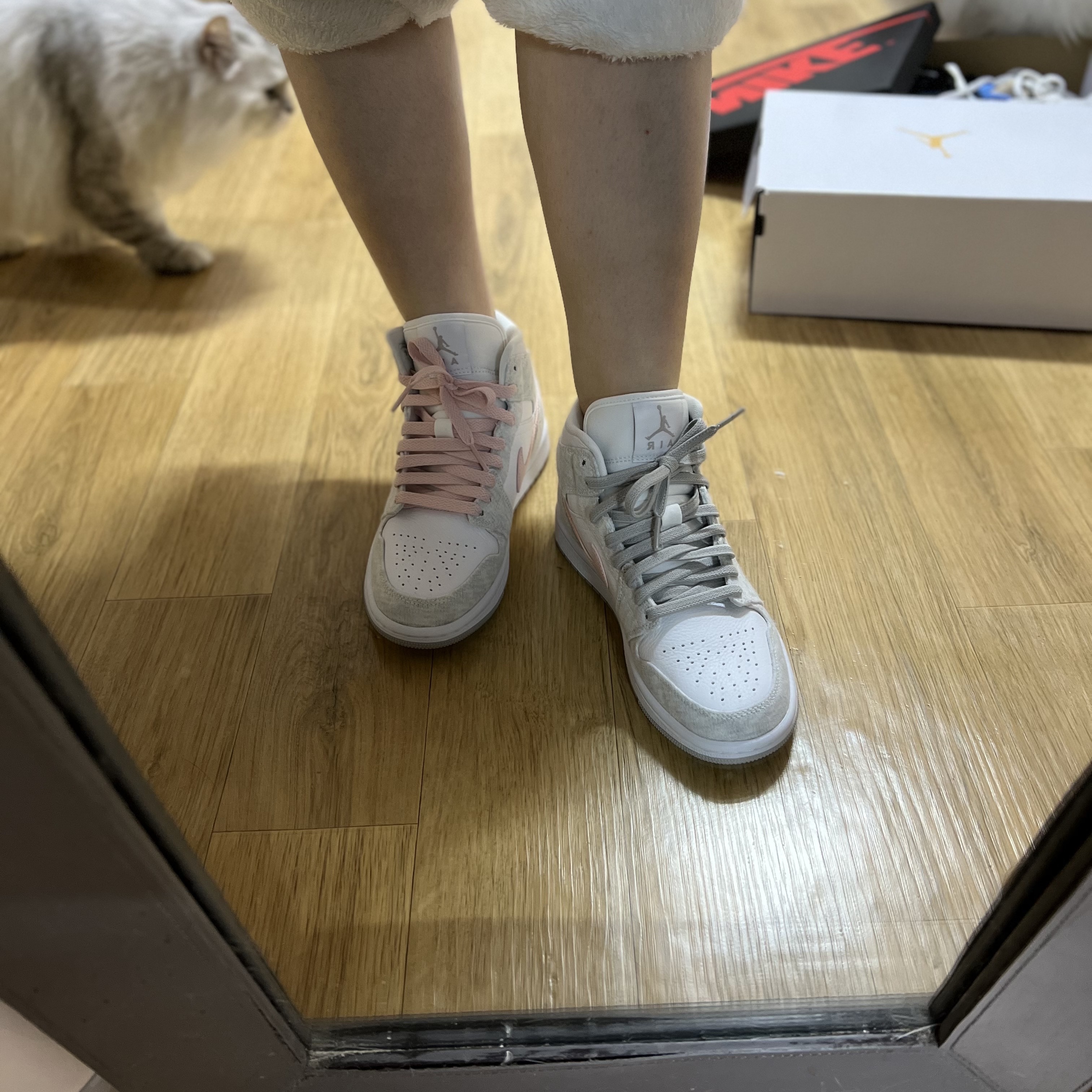 (W) Jordan 1 Mid SE Light Iron Ore 착용 스타일 - 2