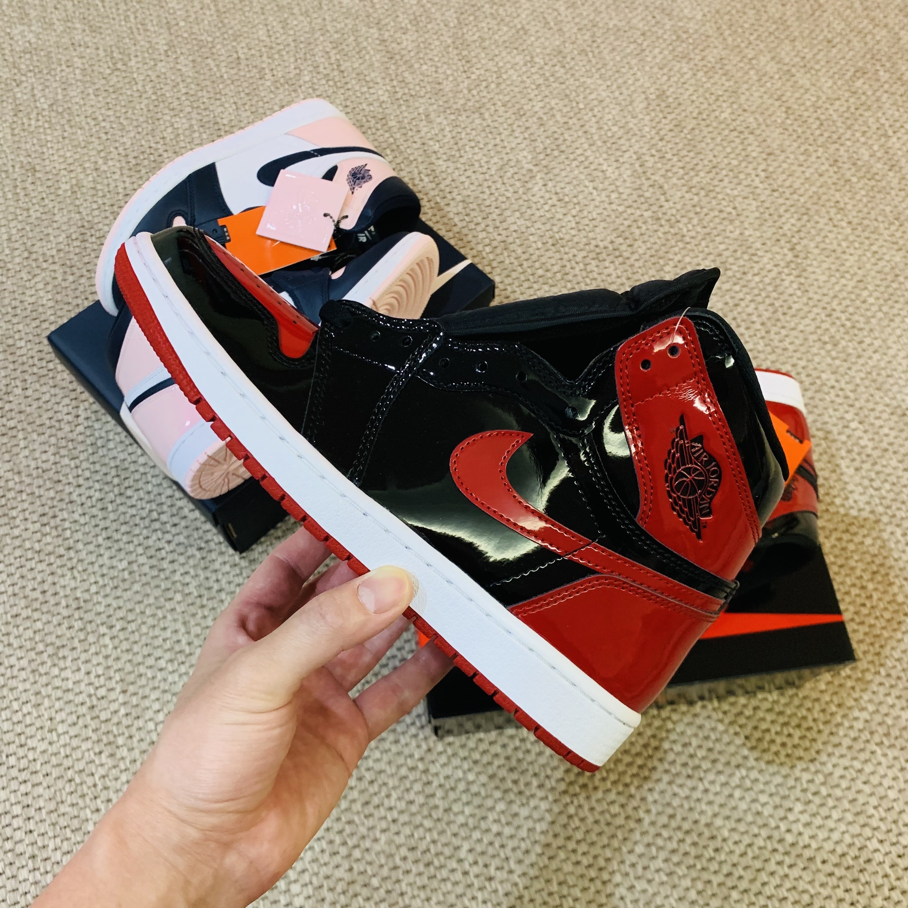 Jordan 1 Retro High OG Patent Bred, (W) Jordan 1 Retro High OG Atmosphere 착용 스타일 - 4