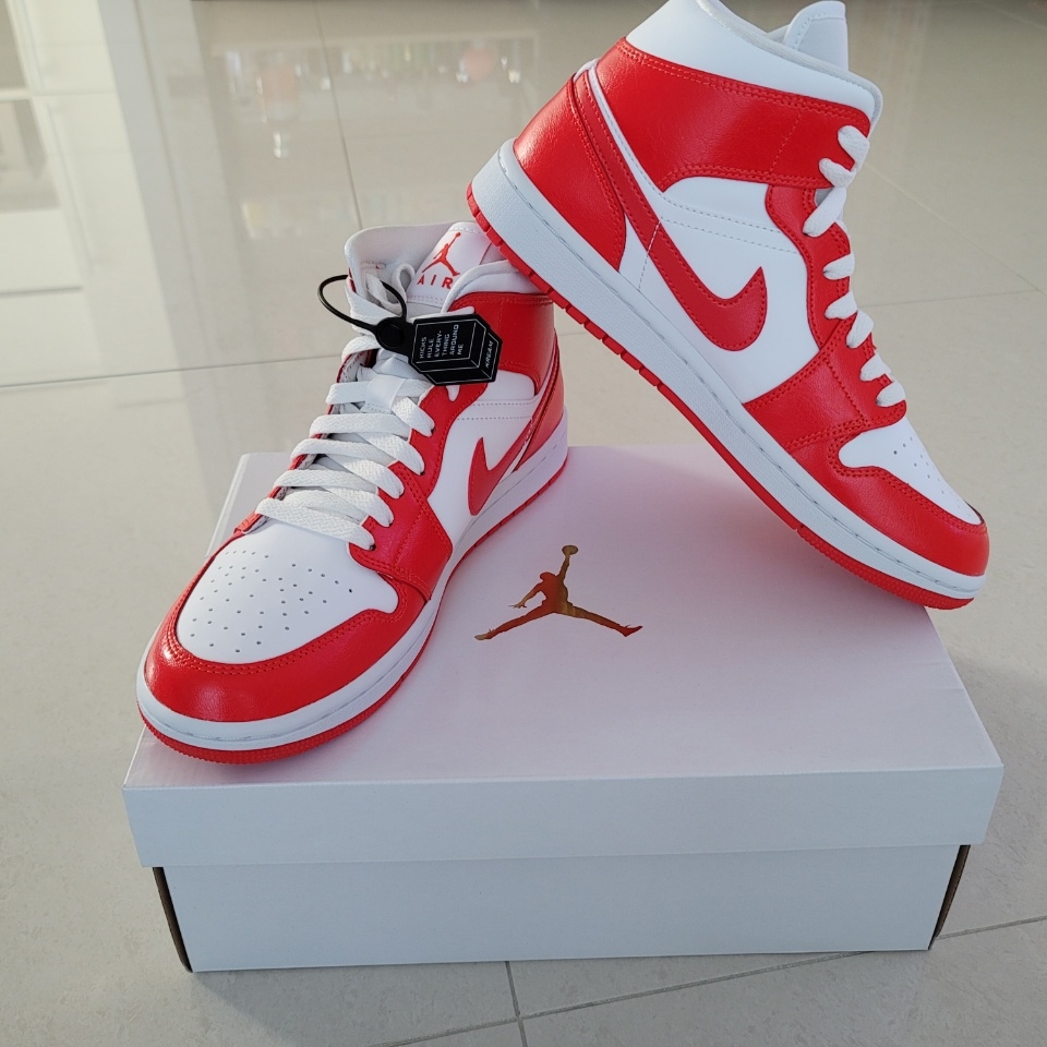 (W) Jordan 1 Mid Habanero Red, Jordan 1 Retro High OG Light Fusion Red 착용 스타일 - 1