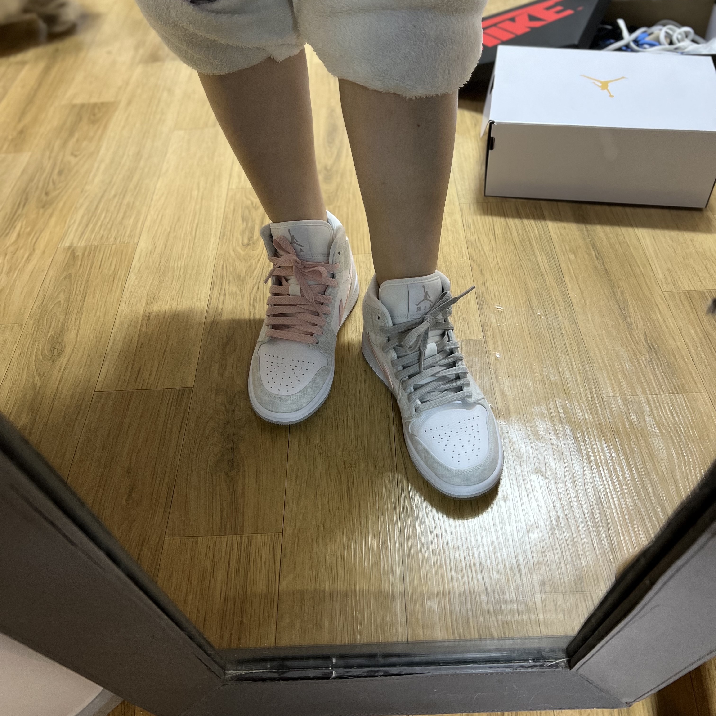 (W) Jordan 1 Mid SE Light Iron Ore 착용 스타일 - 1
