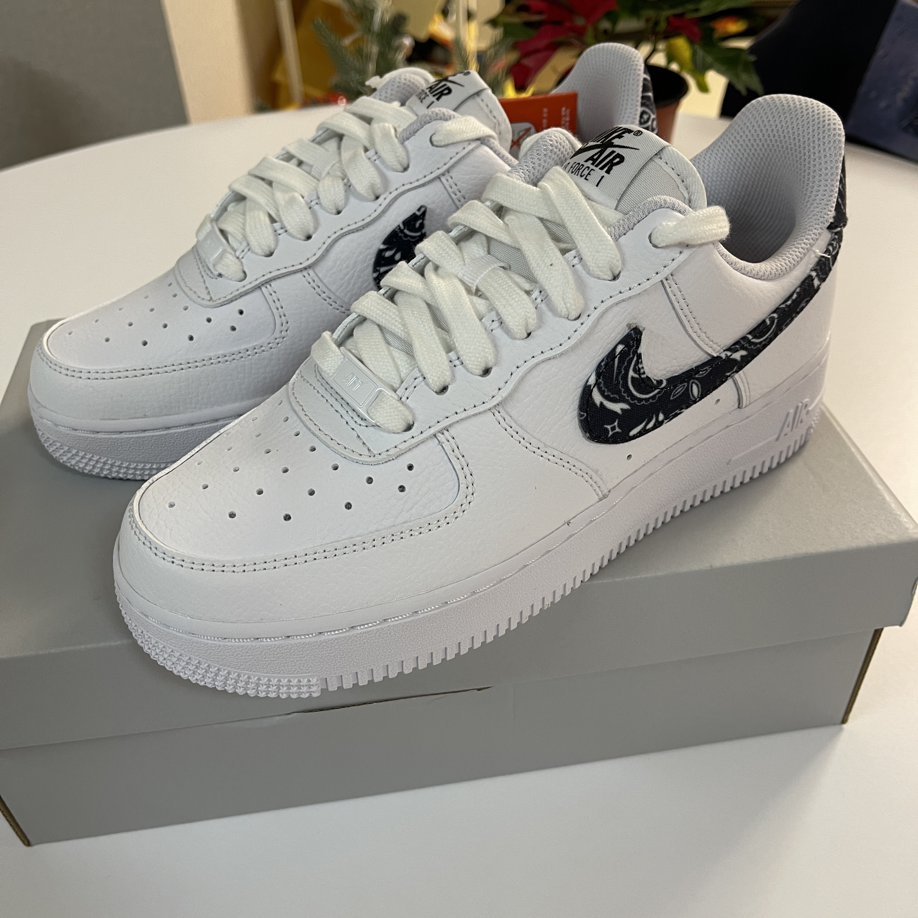 (W) Nike Air Force 1 '07 Essential Paisley Swoosh White Black 착용 스타일 - 2