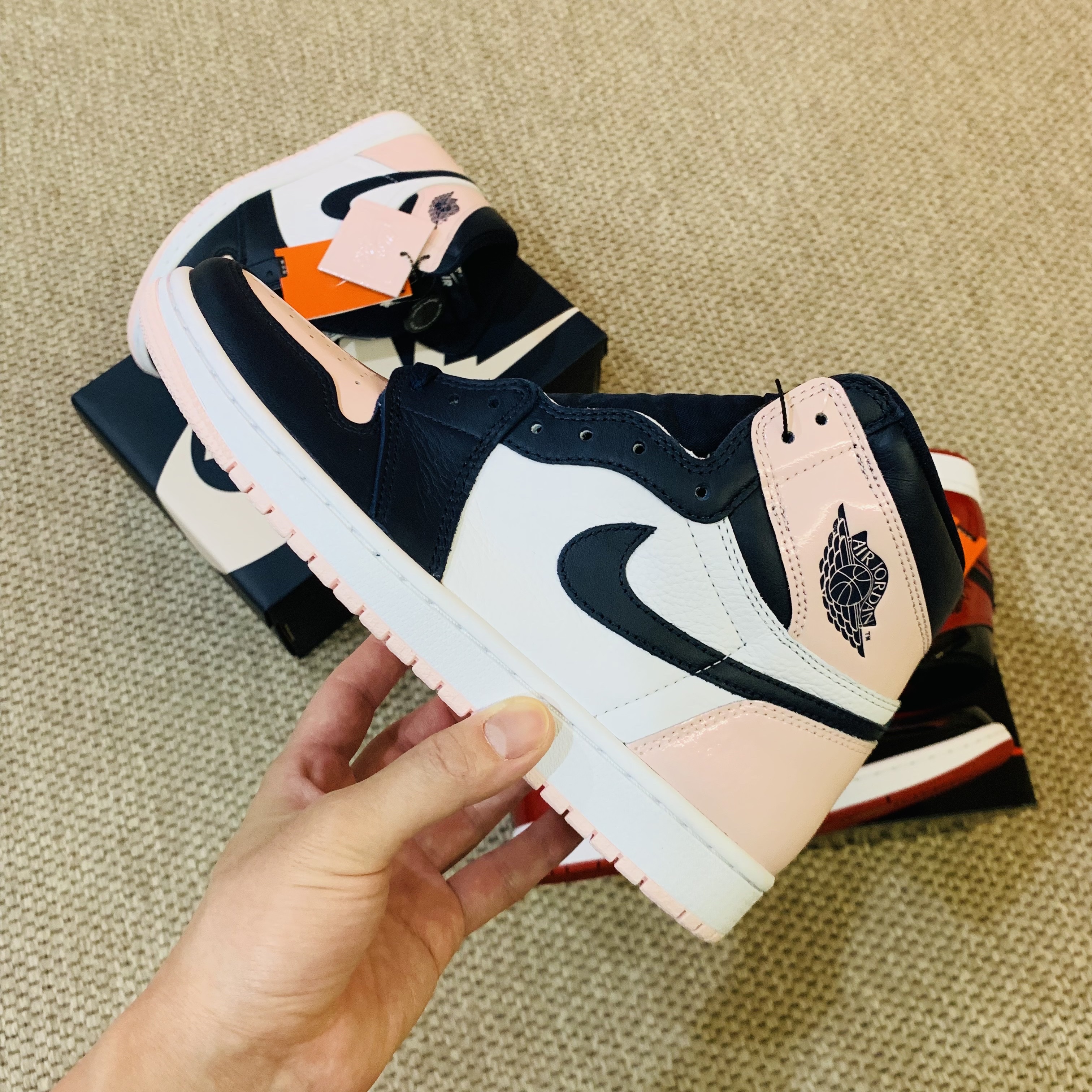Jordan 1 Retro High OG Patent Bred, (W) Jordan 1 Retro High OG Atmosphere 착용 스타일 - 3