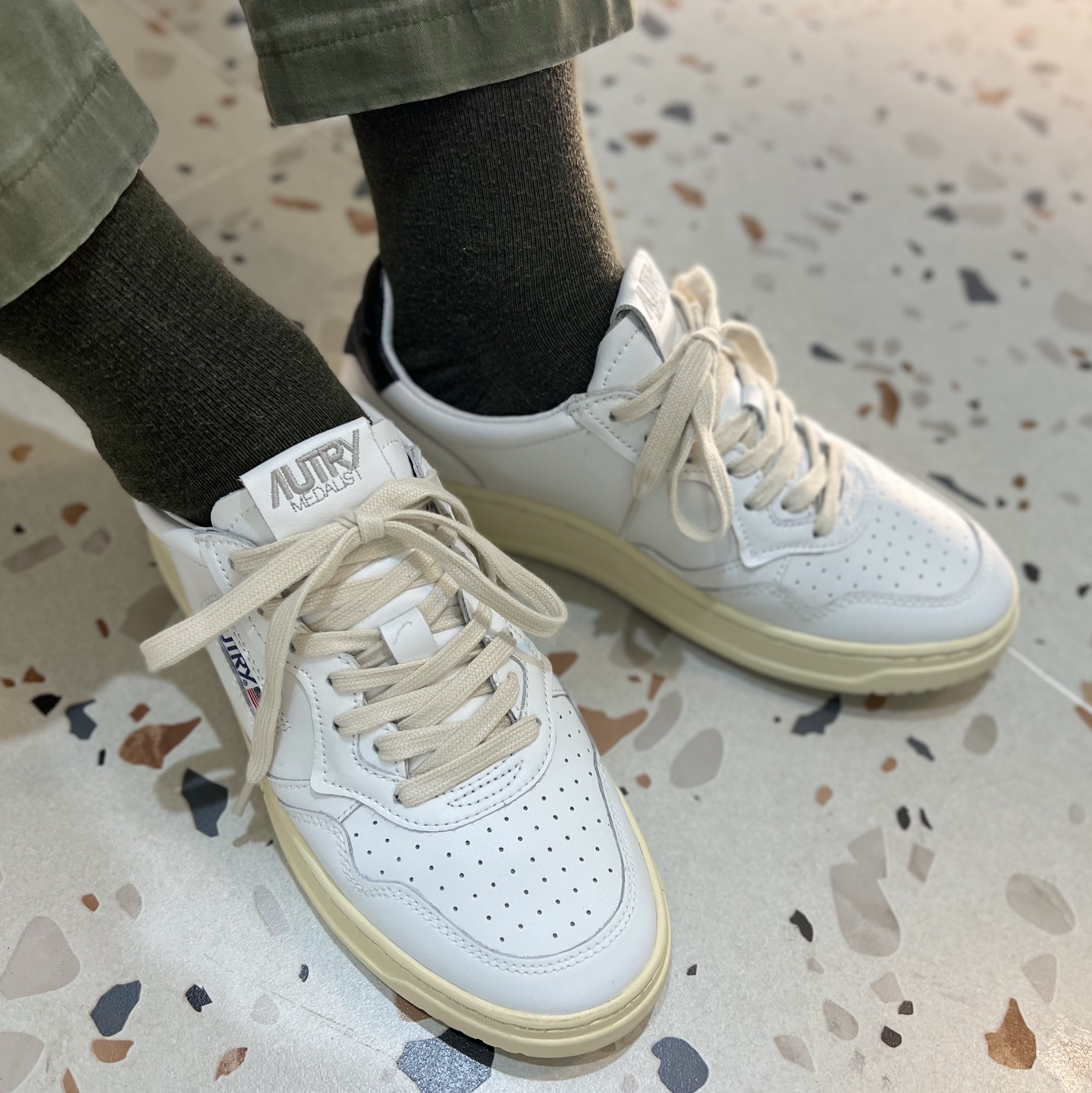 Autry Medalist Low Leather Sneakers White Black 착용 스타일