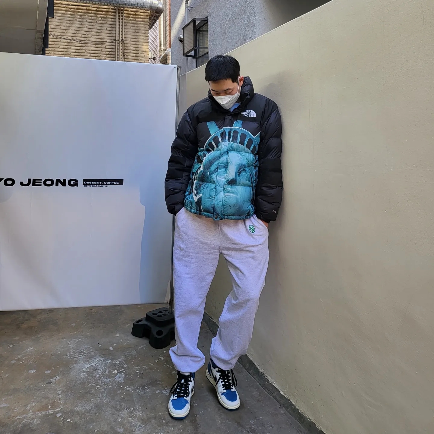 Supreme x The North Face Statue of Liberty Mountain Jacket Black - 19FW, Jordan 1 x Travis Scott x Fragment Retro High OG SP Military Blue 착용 스타일 - 1