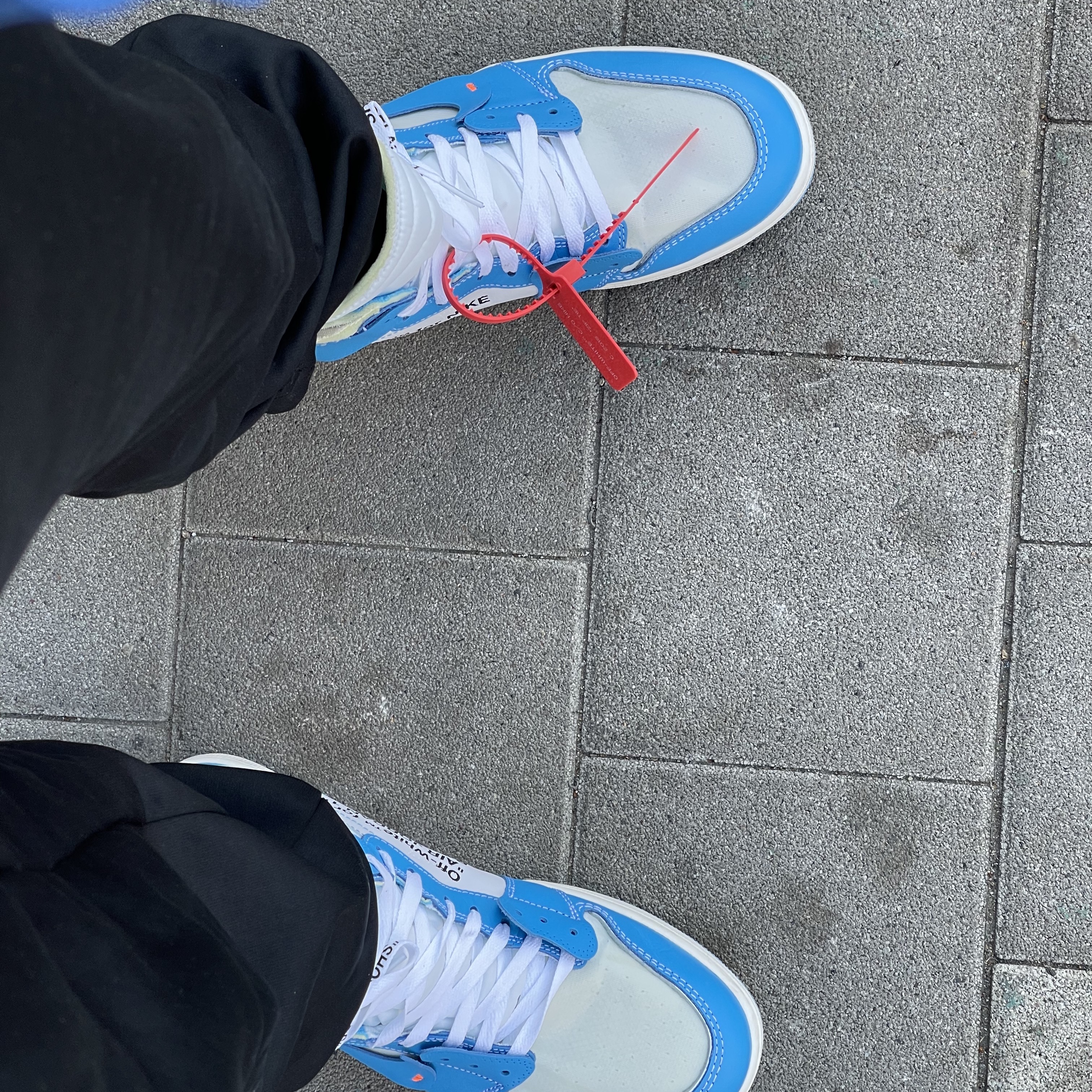 Jordan 1 x Off-White Retro High University Blue 착용 스타일 - 1