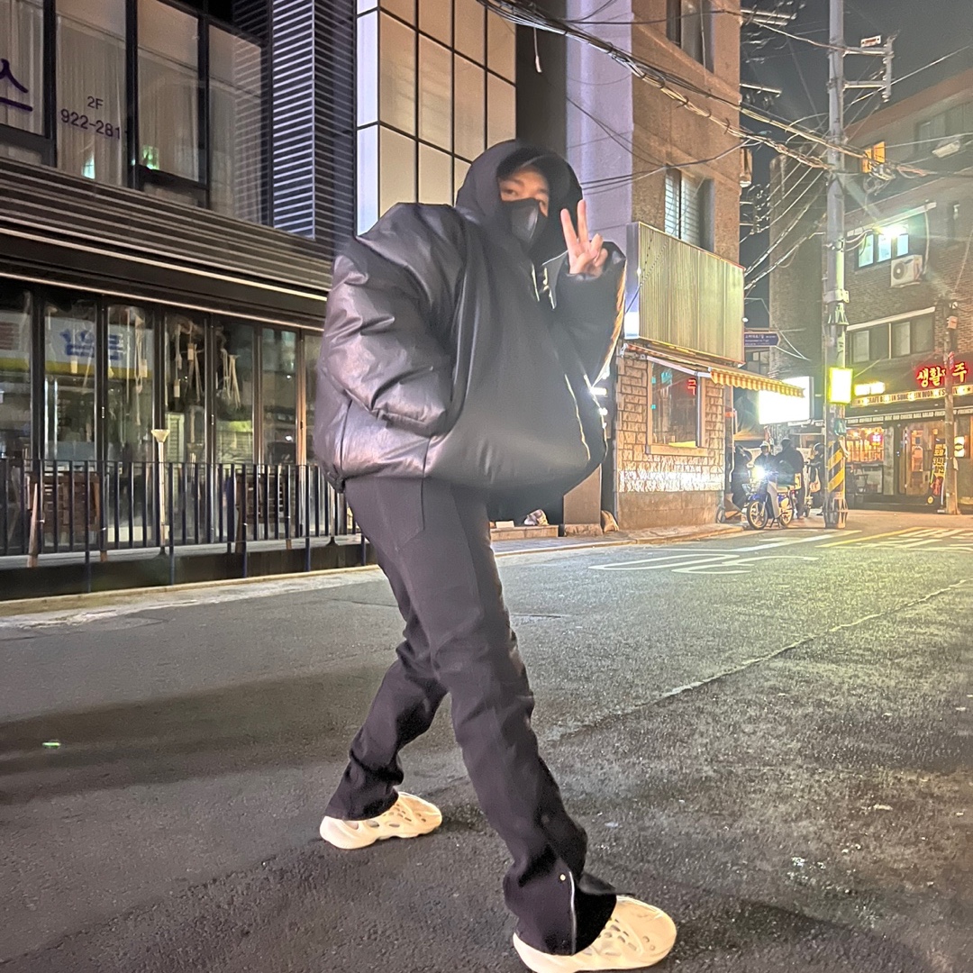 Yeezy Gap Round Jacket Black, Adidas Yeezy Foam RNNR Sand 착용 스타일