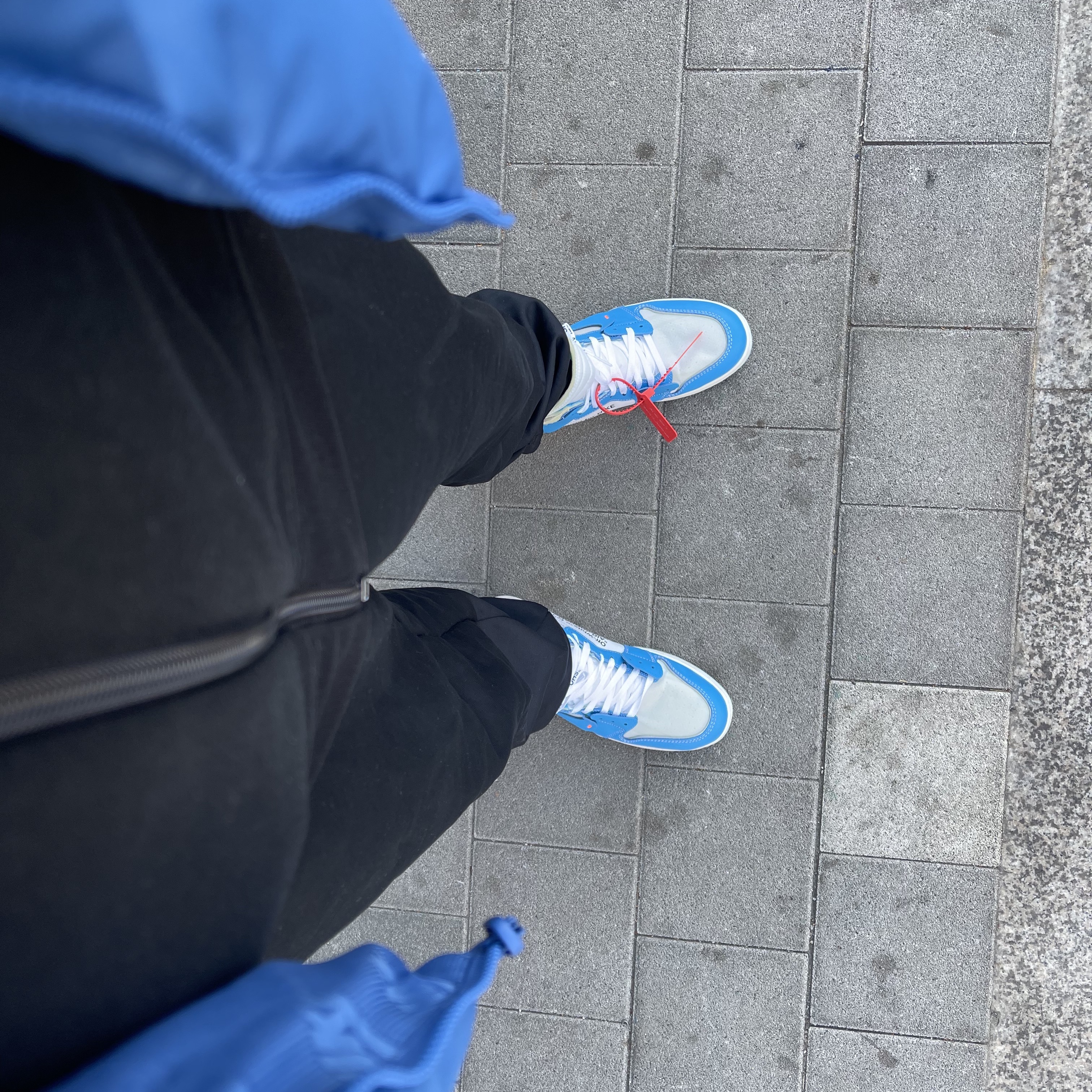 Jordan 1 x Off-White Retro High University Blue 착용 스타일 - 2