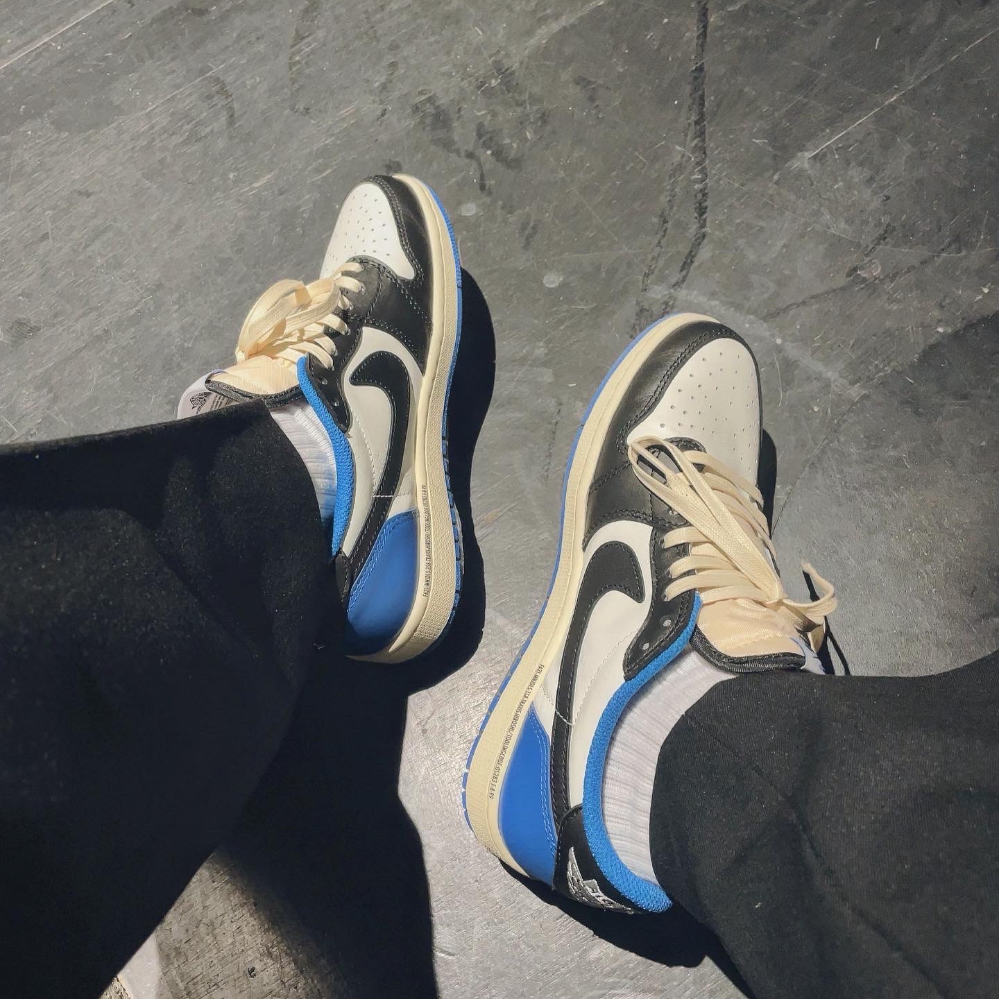 Jordan 1 x Travis Scott x Fragment Retro Low OG SP Military Blue 착용 스타일 - 3