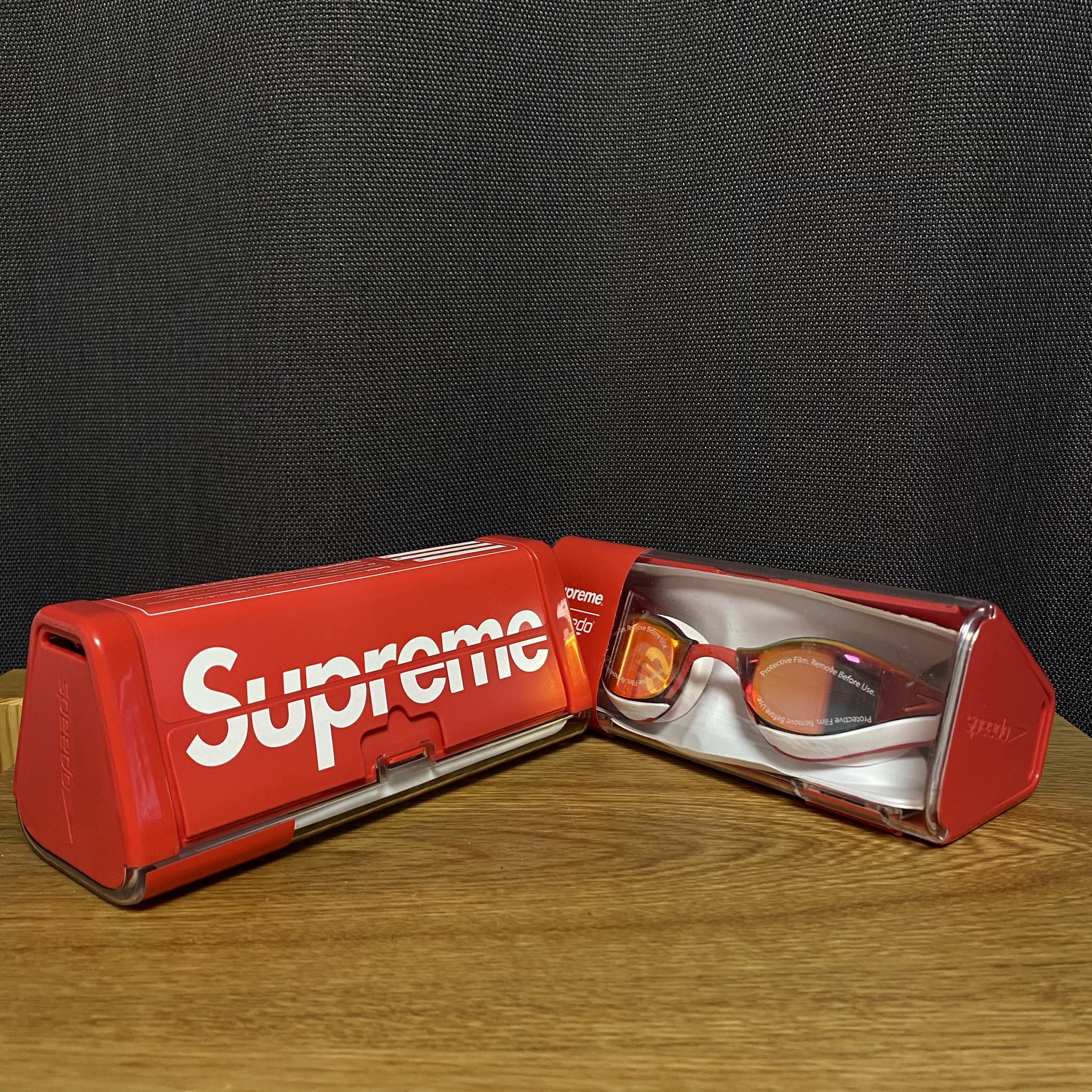 Supreme Speedo Swim Goggles Black - 20SS, Supreme Speedo Swim Goggles White - 20SS 착용 스타일 - 2