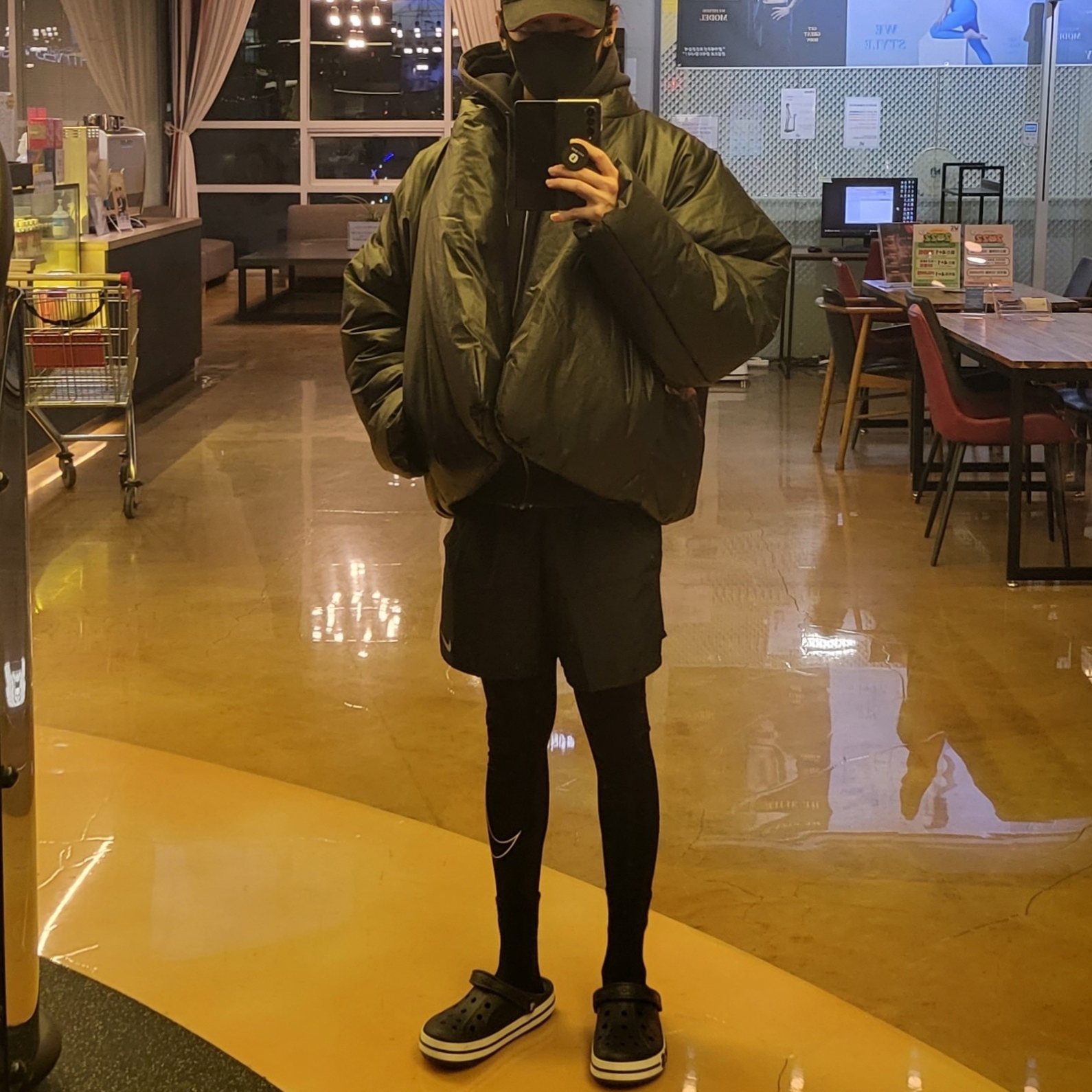 Yeezy Gap Round Jacket Black 착용 스타일