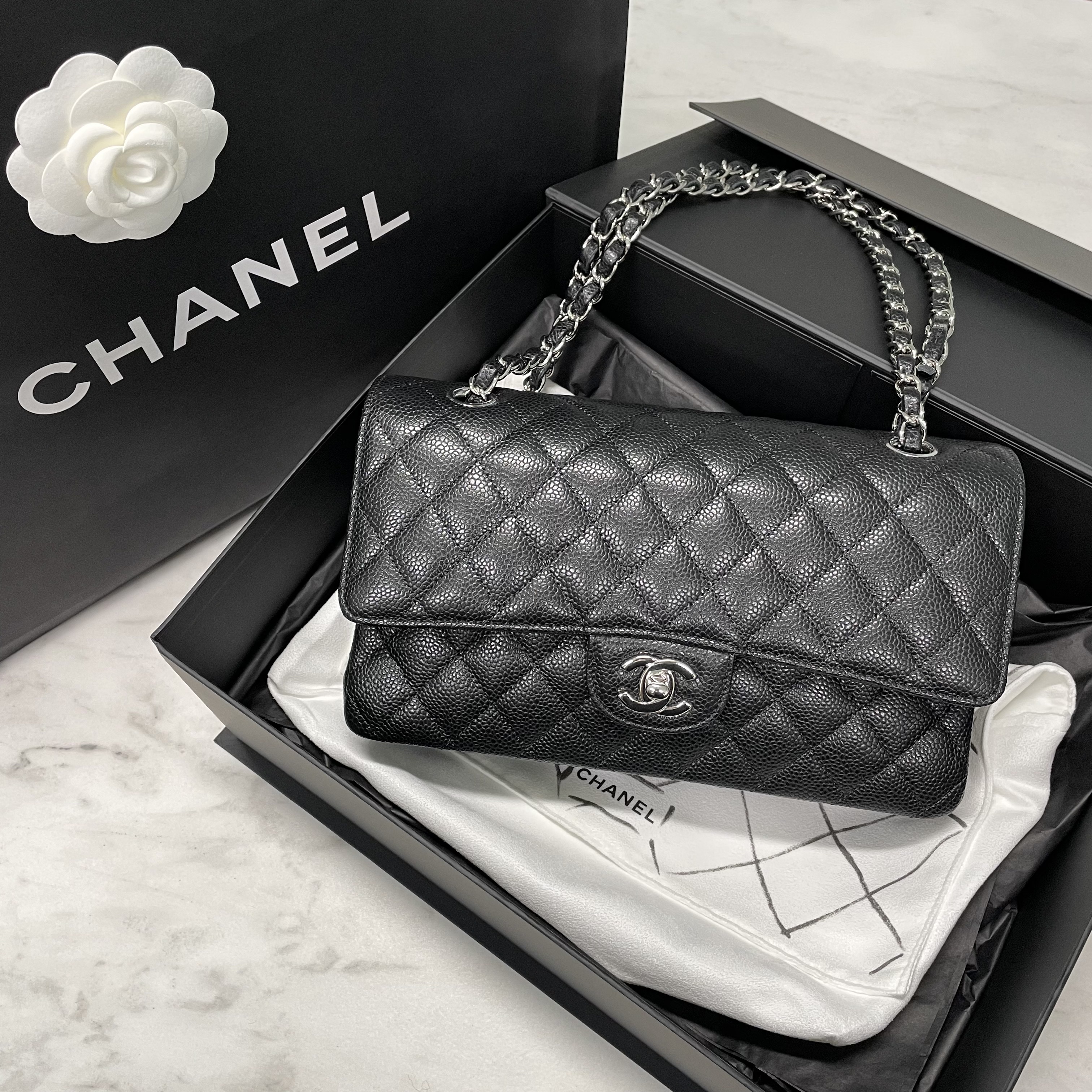 Chanel Medium Classic Handbag Grained Calfskin & Silver Black 착용 스타일