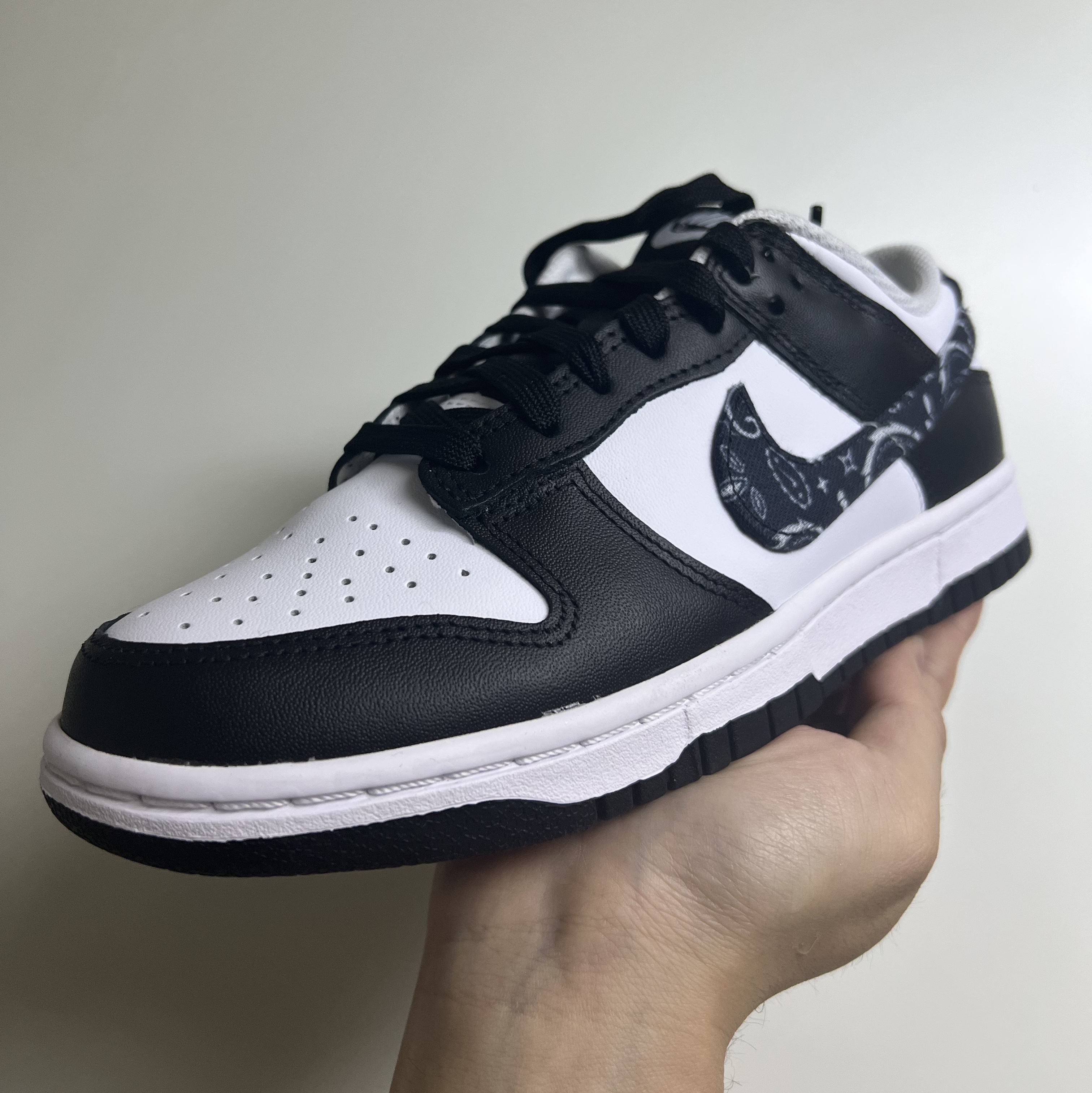 (W) Nike Dunk Low Essential Black Paisley 착용 스타일 - 1
