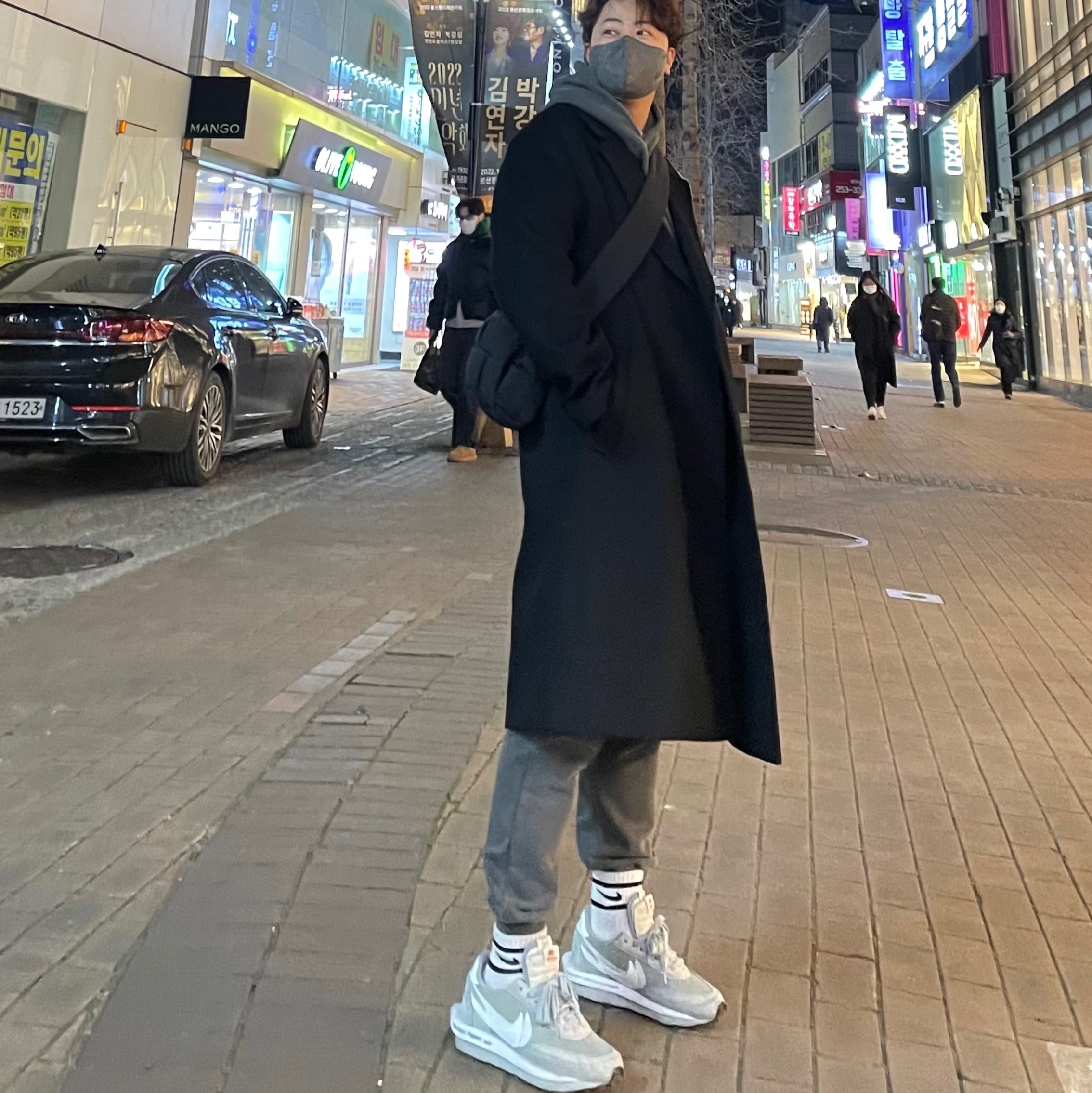 Nike x Sacai x Fragment LDWaffle Light Smoke Grey, Bottega Veneta Padded Tech Cassette Black 착용 스타일