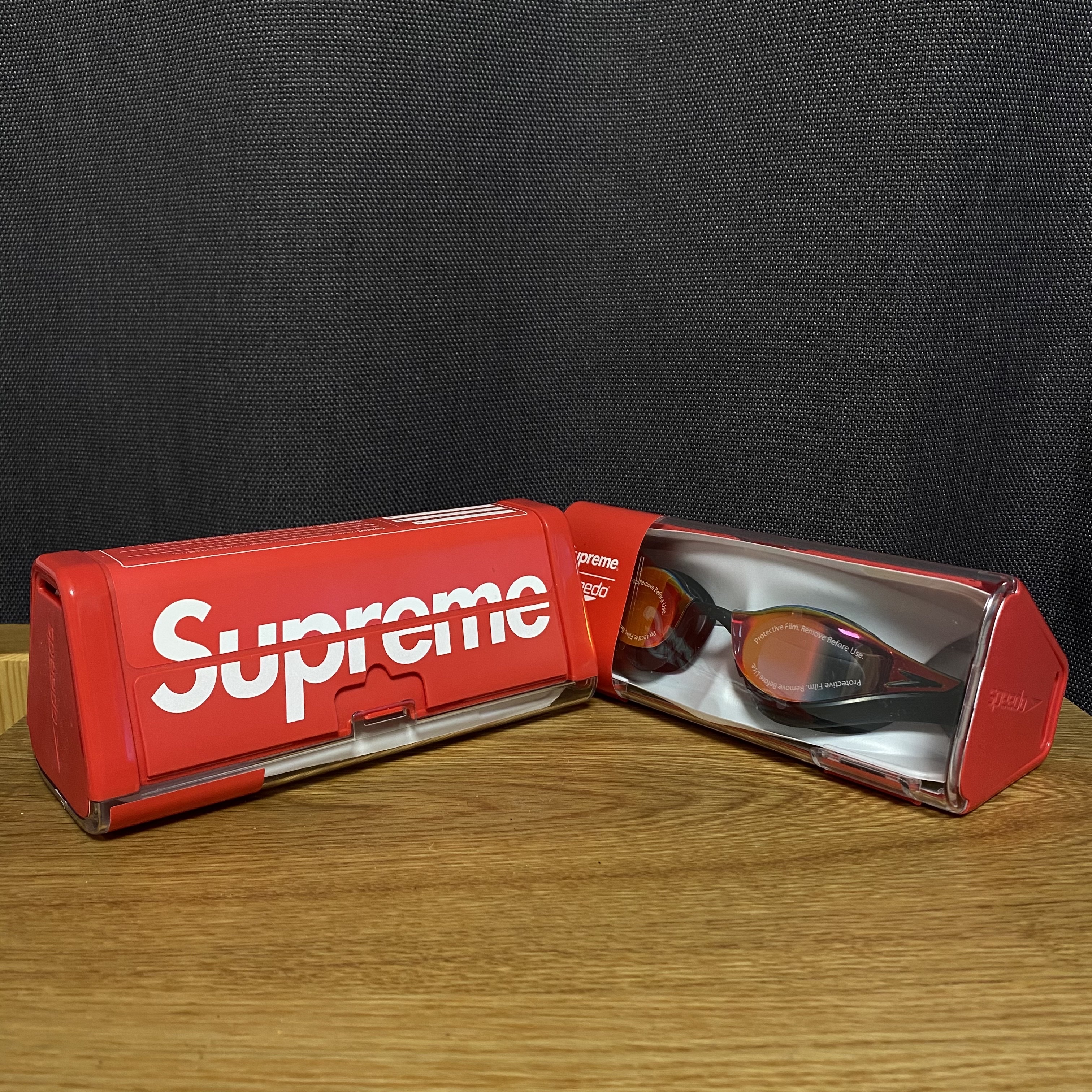Supreme Speedo Swim Goggles Black - 20SS, Supreme Speedo Swim Goggles White - 20SS 착용 스타일 - 1