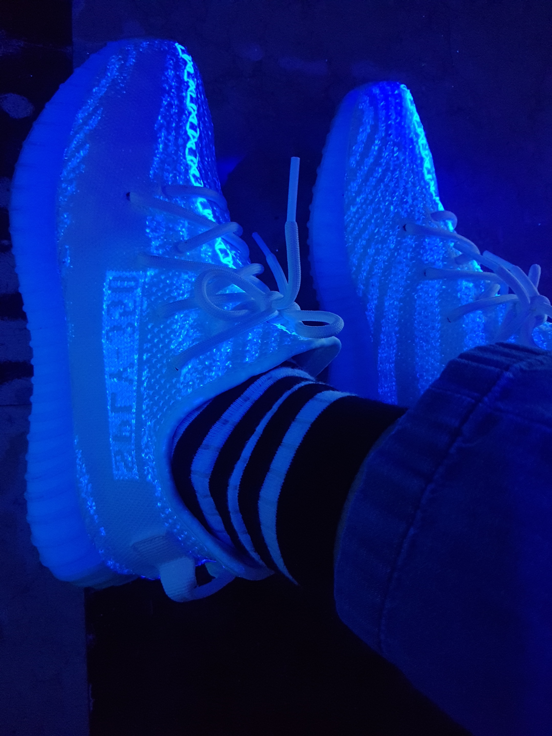 Adidas Yeezy Boost 350 V2 Cream/Triple White 착용 스타일 - 2