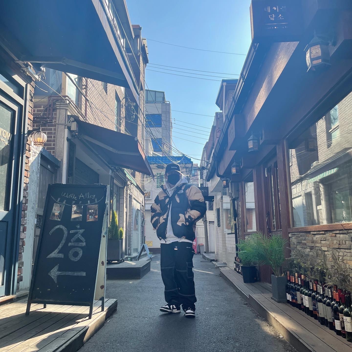 Supreme x The North Face Bleached Denim Print Nuptse Jacket Black - 21FW, Supreme Waxed Cotton Camp Cap Black - 21FW 착용 스타일 - 2