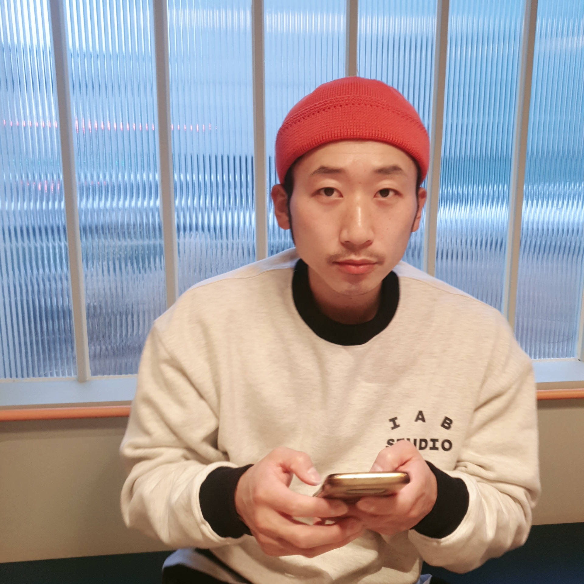 IAB Studio Sweatshirt Oatmeal Navy, IAB Studio Track Pants Black 착용 스타일 - 1