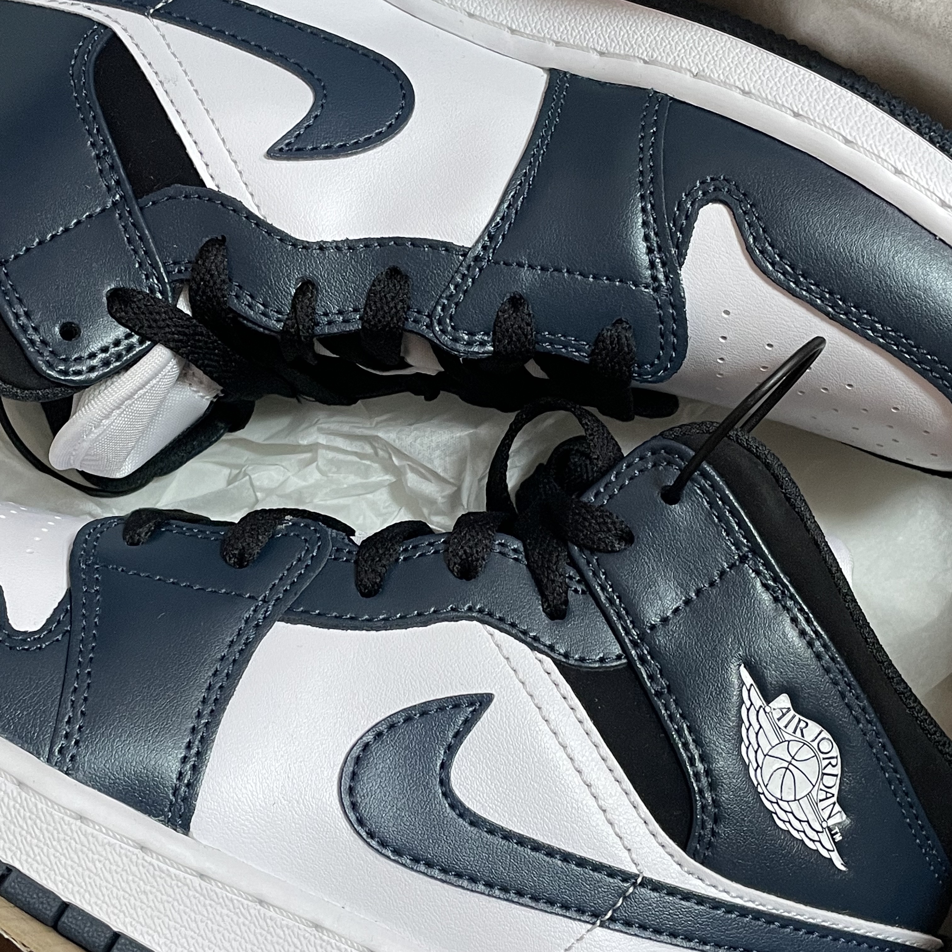(GS) Jordan 1 Mid Dark Teal, Burberry Icon Stripe Econyl Drawcord Pouch Archive Beige 착용 스타일 - 4