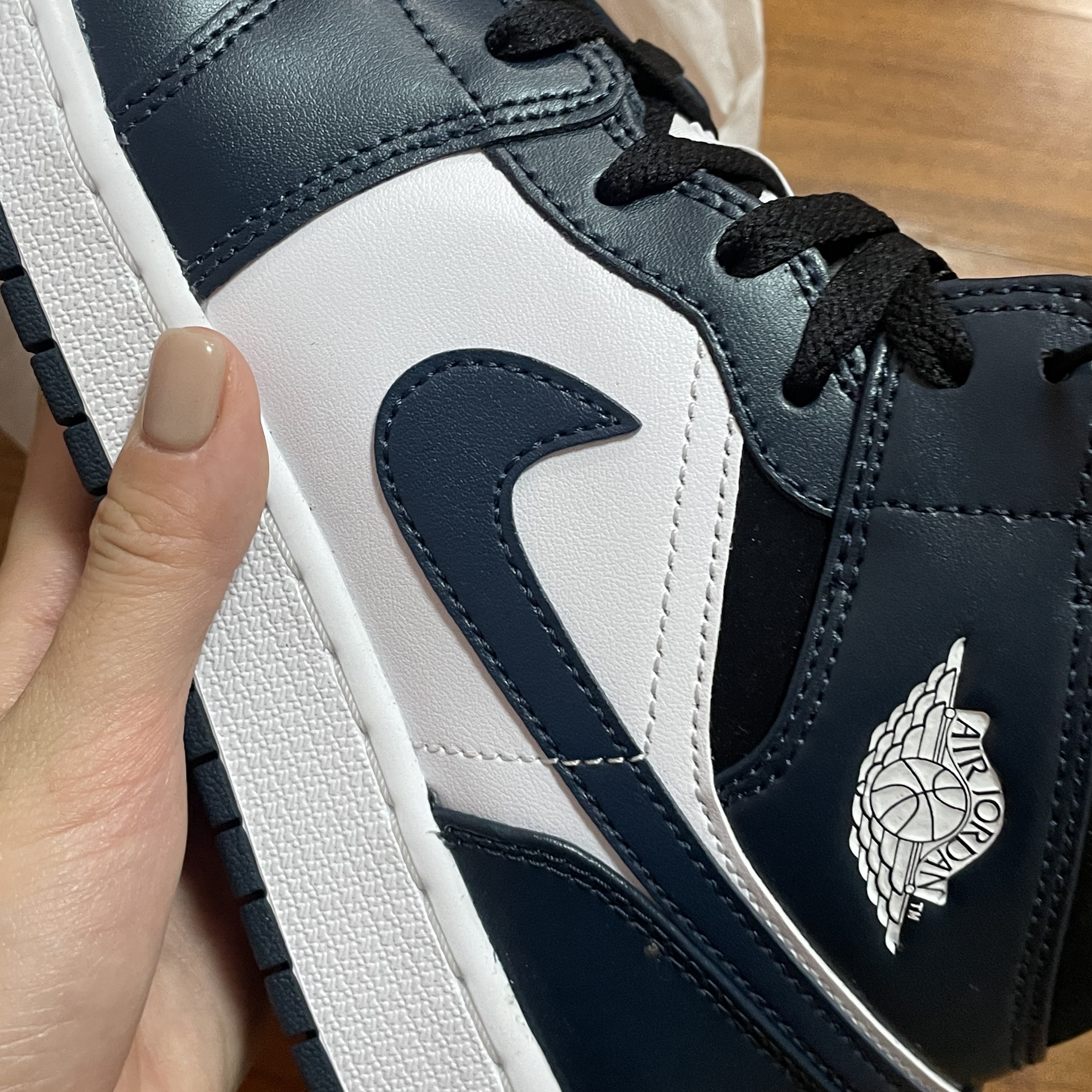 (GS) Jordan 1 Mid Dark Teal, Burberry Icon Stripe Econyl Drawcord Pouch Archive Beige 착용 스타일 - 3