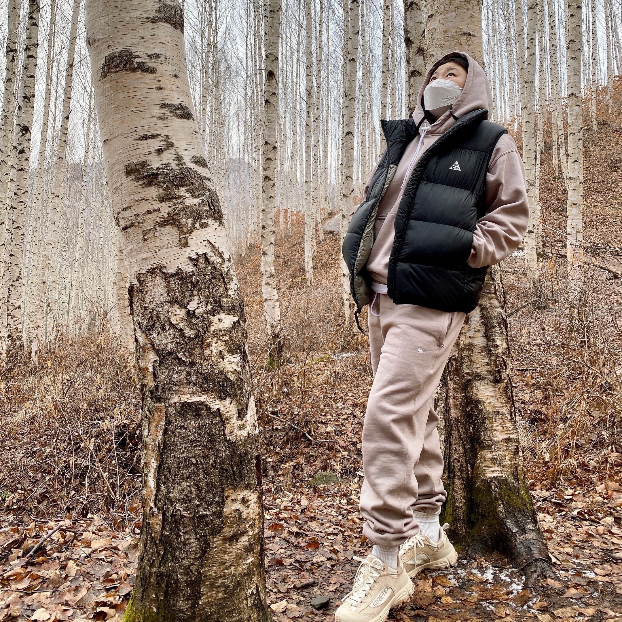Nike ACG Therma-Fit ADV Lunar Lake Puffer Vest Black - Asia, Nike NRG Solo Swoosh Fleece Pants Malt - Asia 착용 스타일 - 1