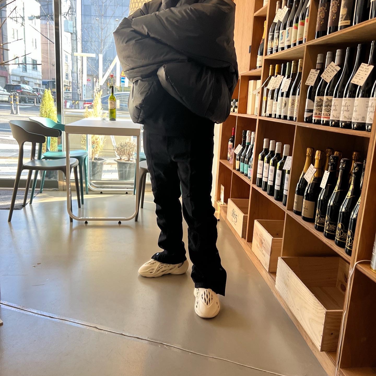 Yeezy Gap Round Jacket Black, Adidas Yeezy Foam RNNR Sand 착용 스타일 - 1