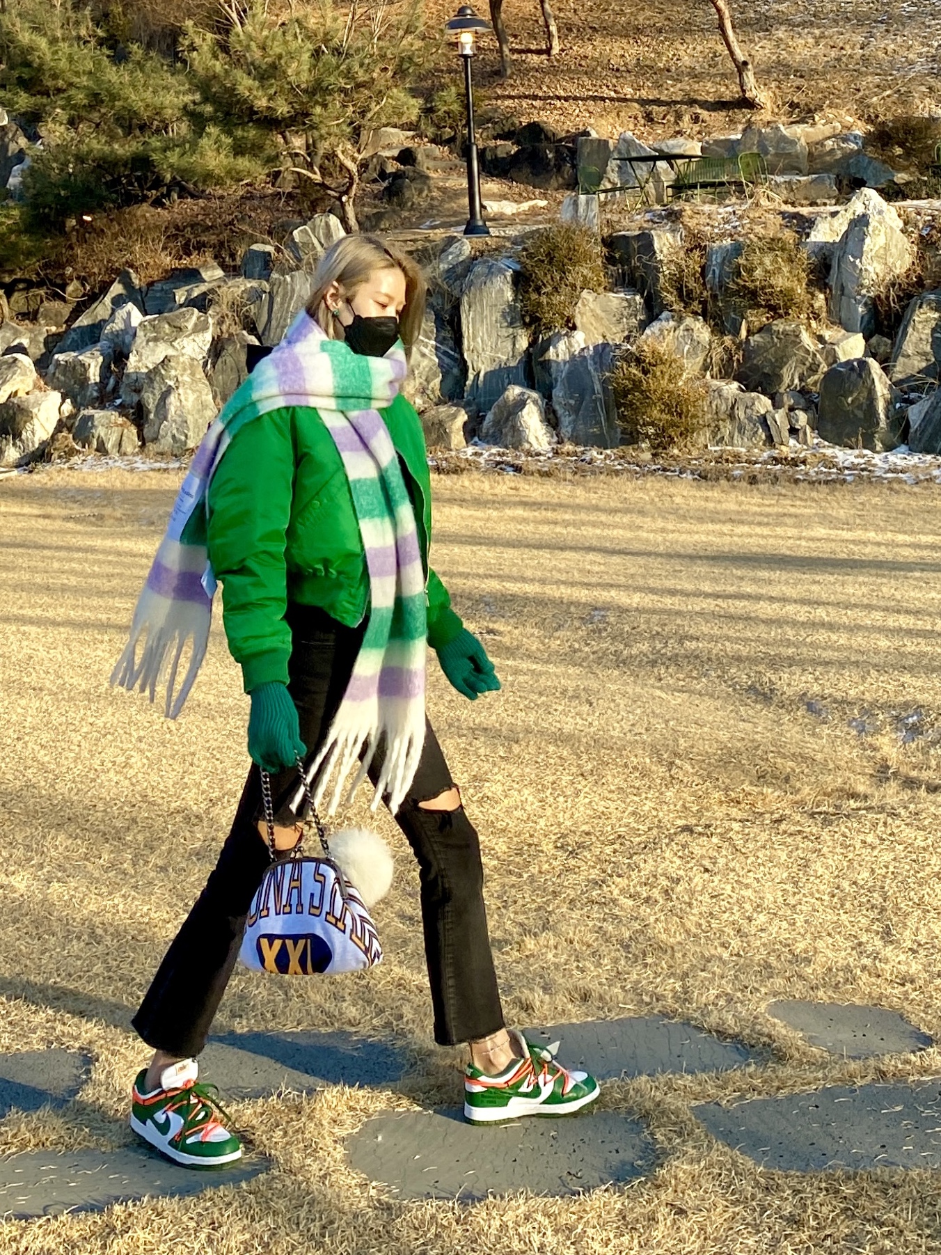 Nike x Off-White Dunk Low Pine Green, Acne Studios Mohair Check Muffler Pink Light Blue Green 착용 스타일