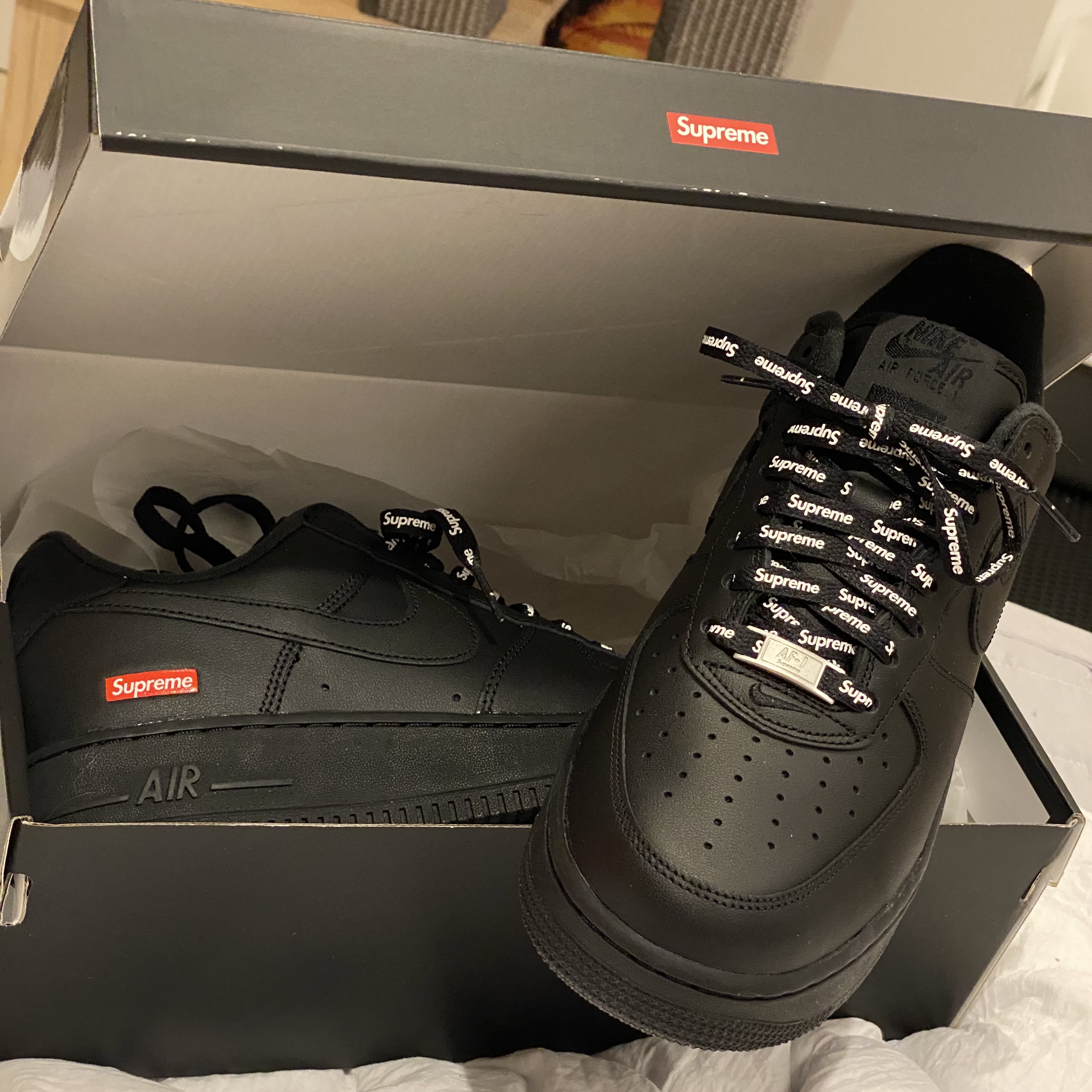 Nike x Supreme Air Force 1 Low Black 착용 스타일 - 2