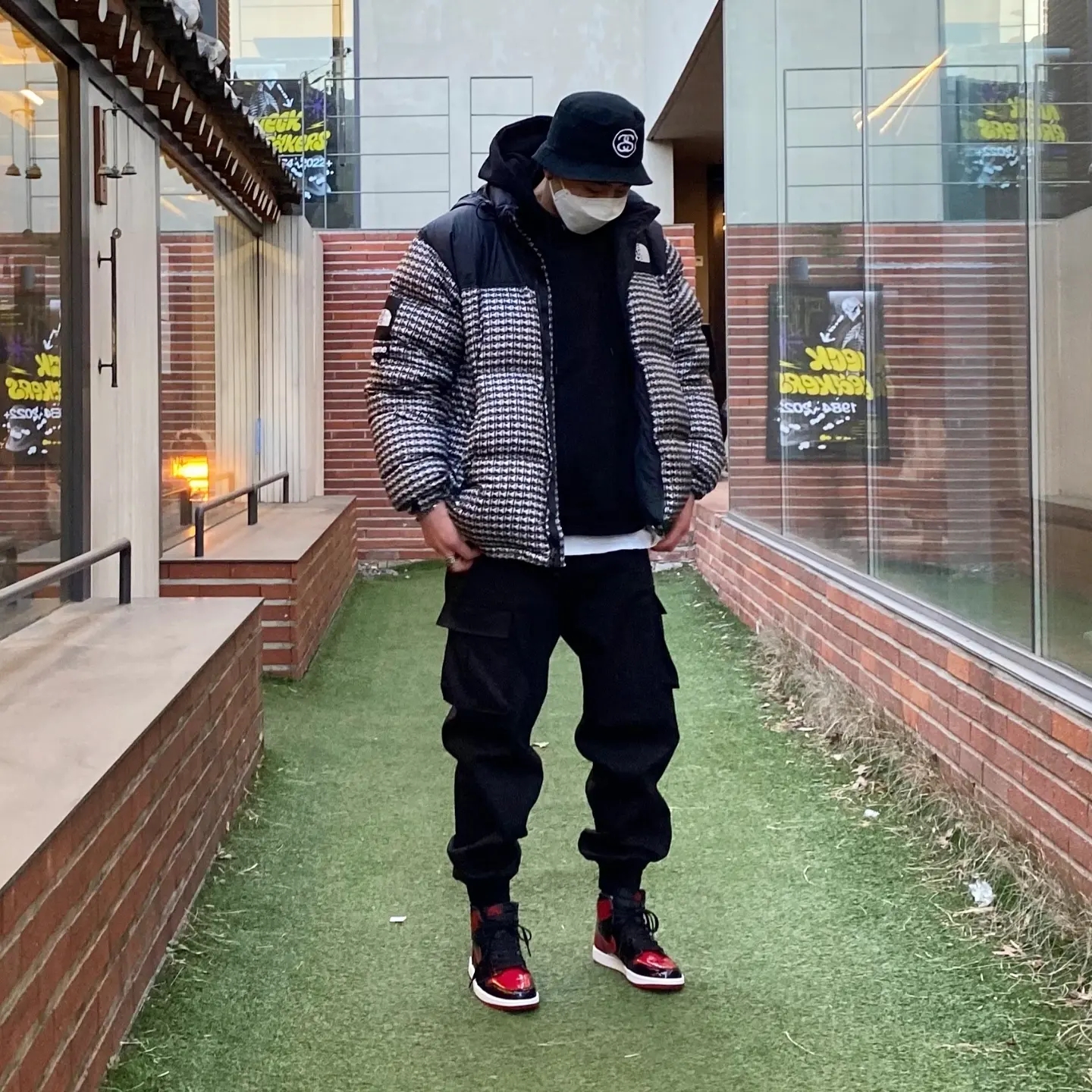 Supreme x The North Face Studded Nuptse Jacket Black - 21SS, Jordan 1 Retro High OG Patent Bred 착용 스타일 - 1