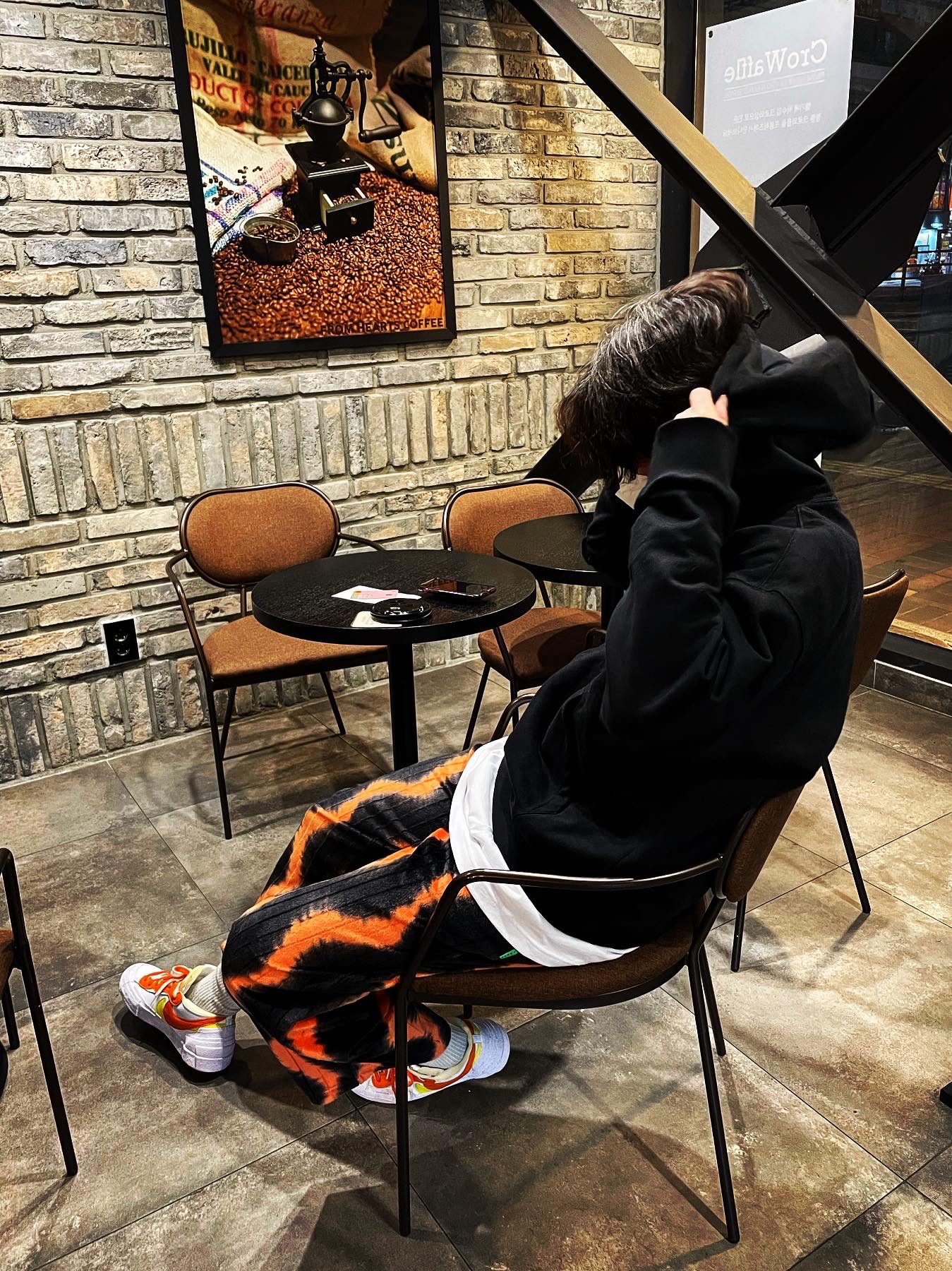 Nike x Sacai Blazer Low Magma Orange 착용 스타일 - 2