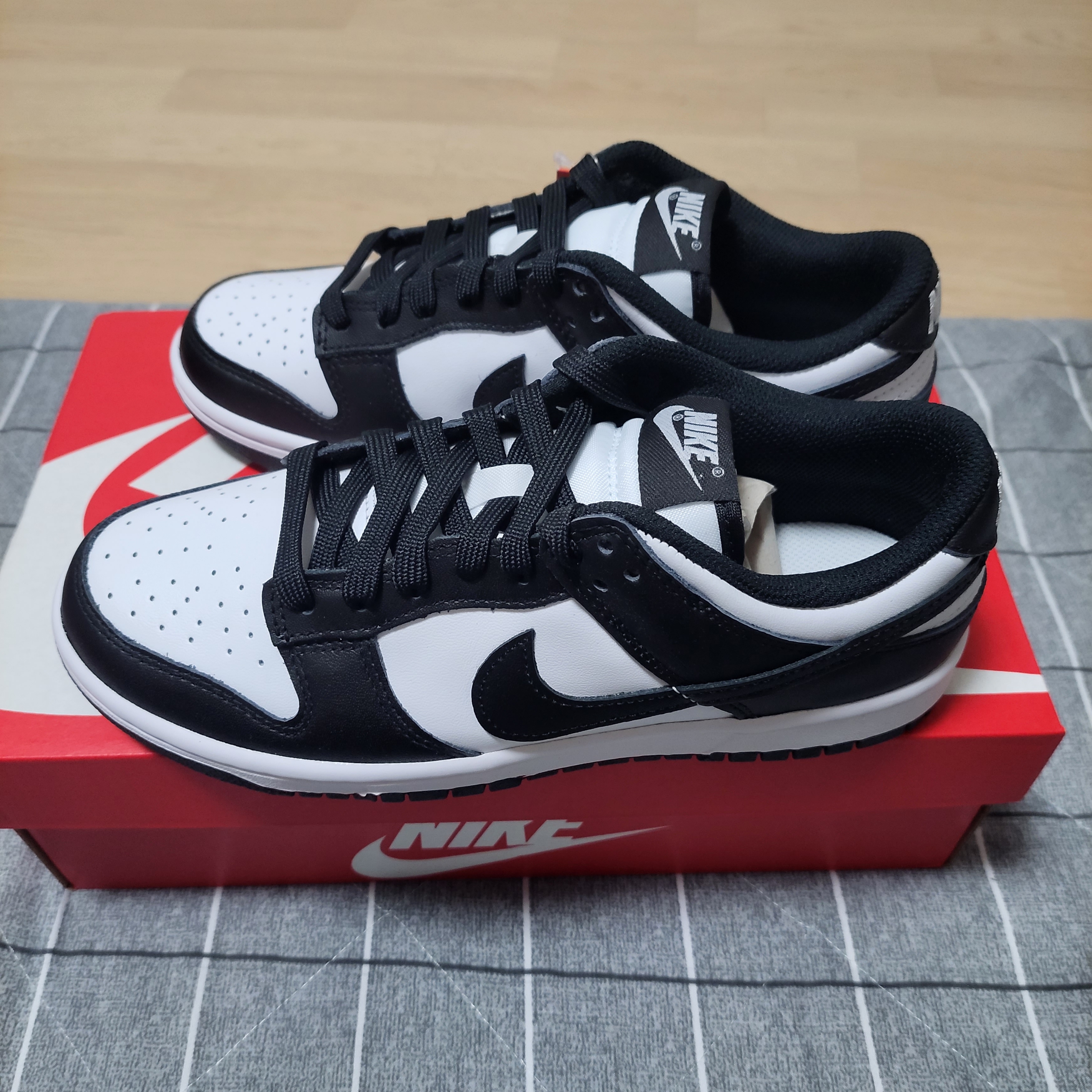 (W) Nike Dunk Low Black, Nike Dunk Low Retro Black 착용 스타일 - 2