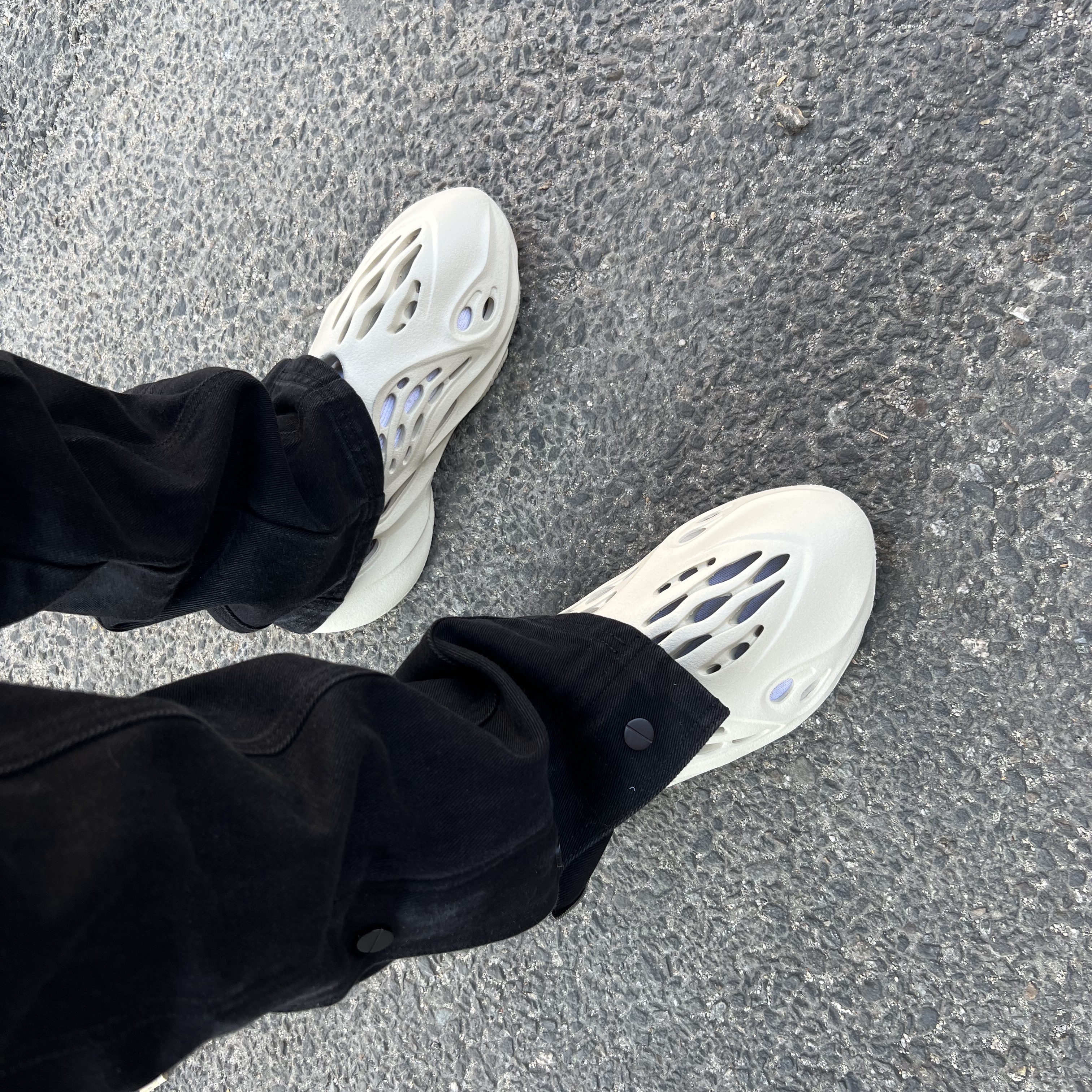 Adidas Yeezy Foam RNNR Sand 착용 스타일