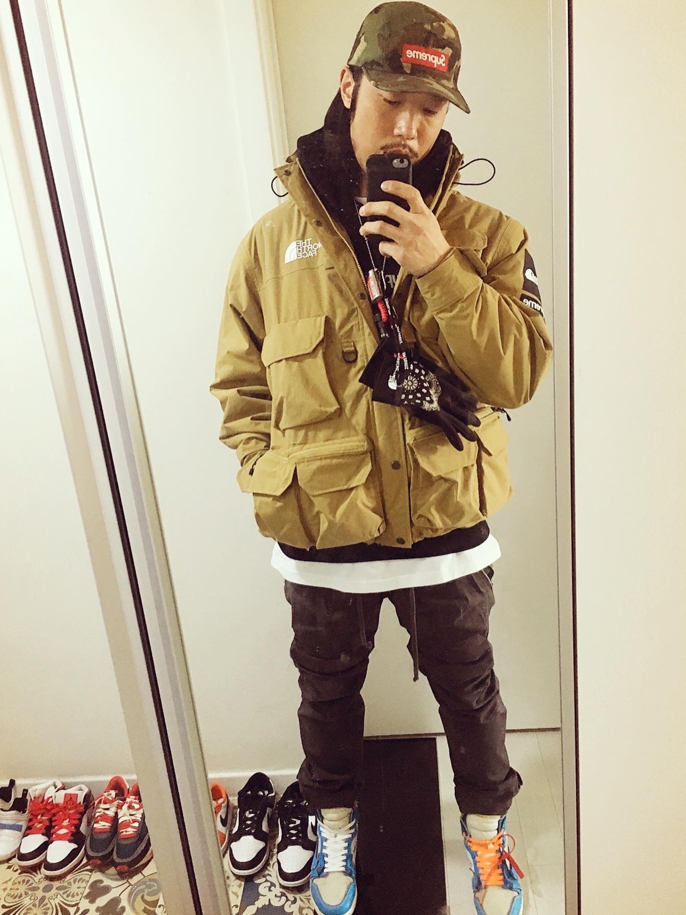 Jordan 1 x Off-White Retro High University Blue, Supreme x The North Face Cargo Jacket Gold - 20SS 착용 스타일 - 3