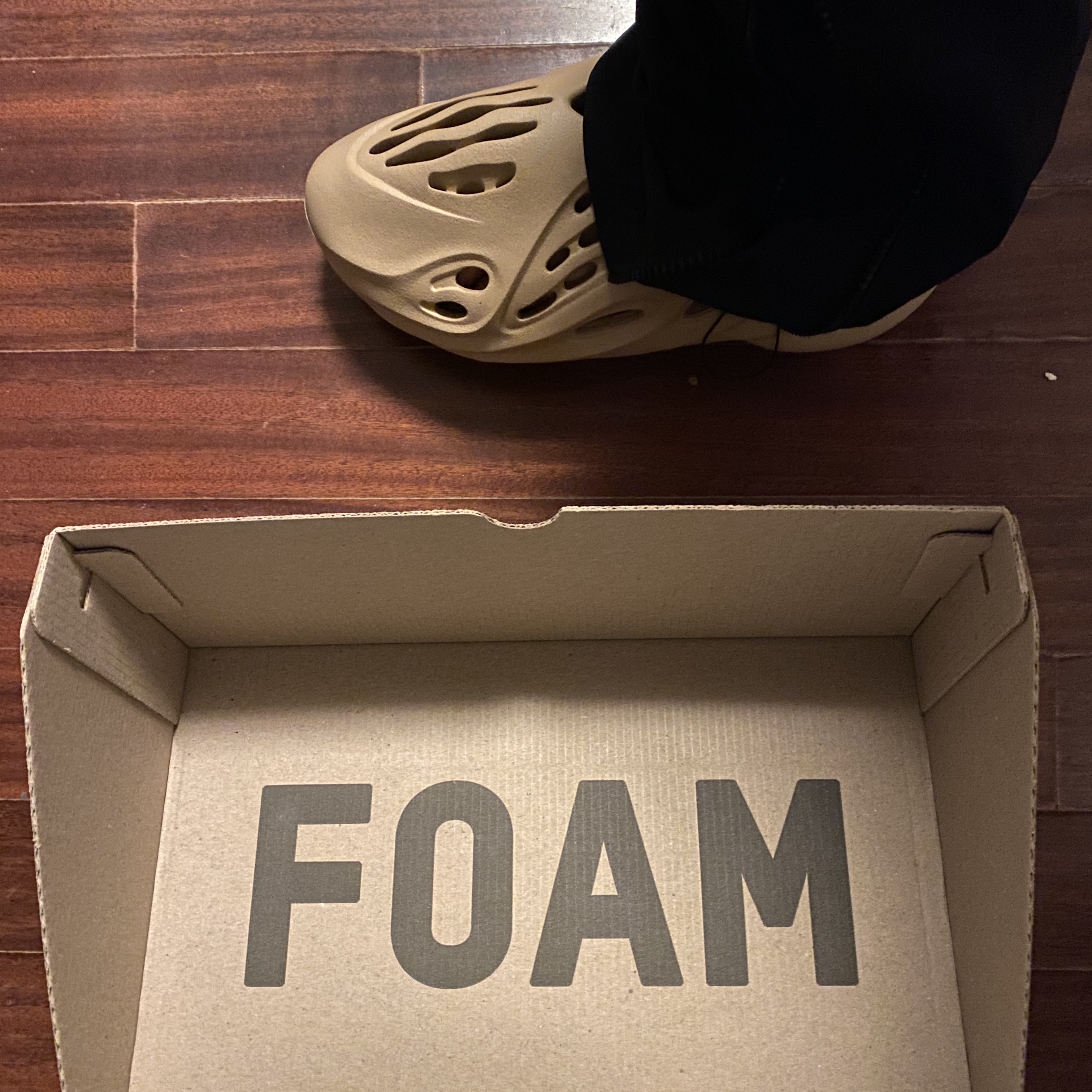 Adidas Yeezy Foam RNNR Ochre 착용 스타일