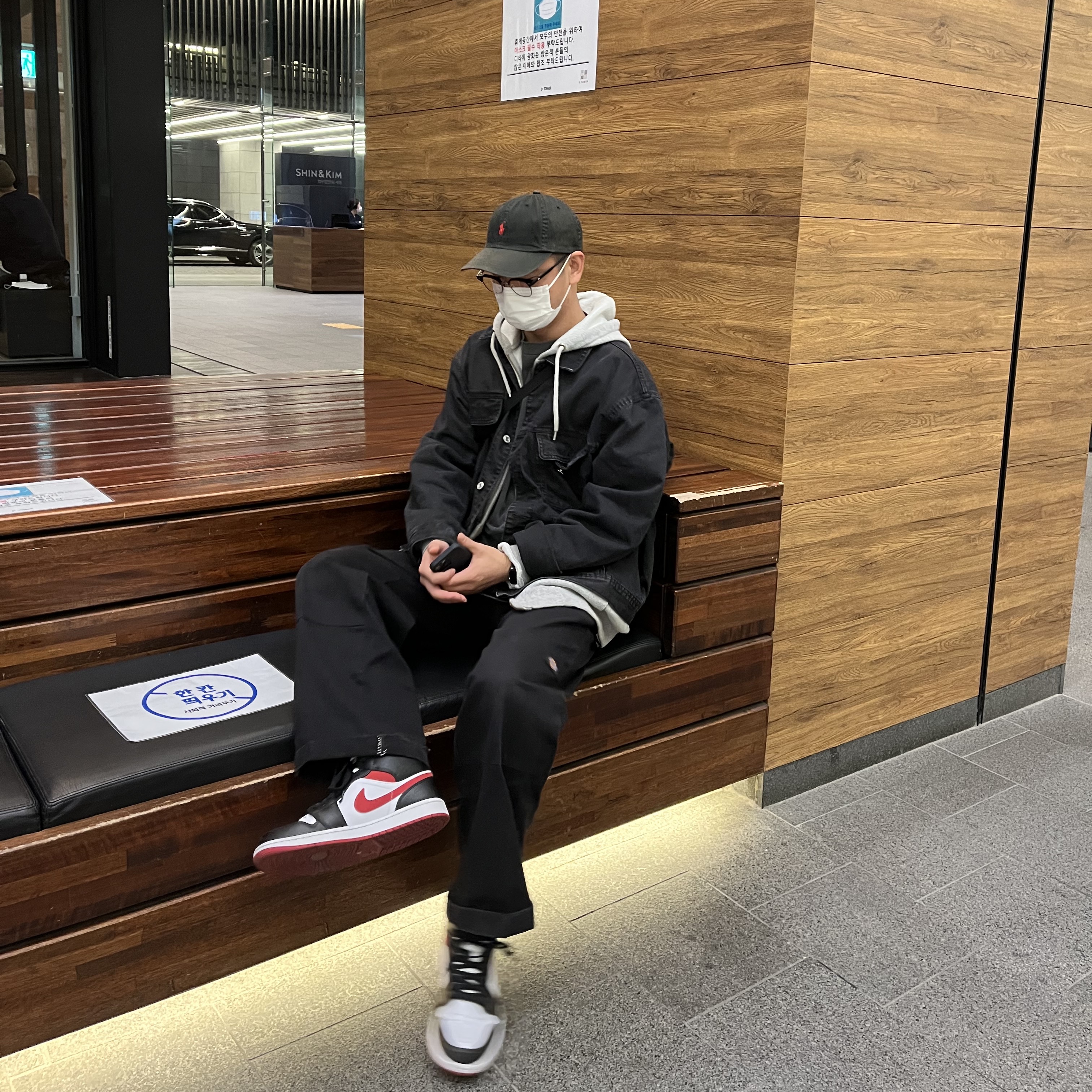 Jordan 1 Mid Gym Red Black White, IAB Studio Pigment T-Shirt Black 착용 스타일