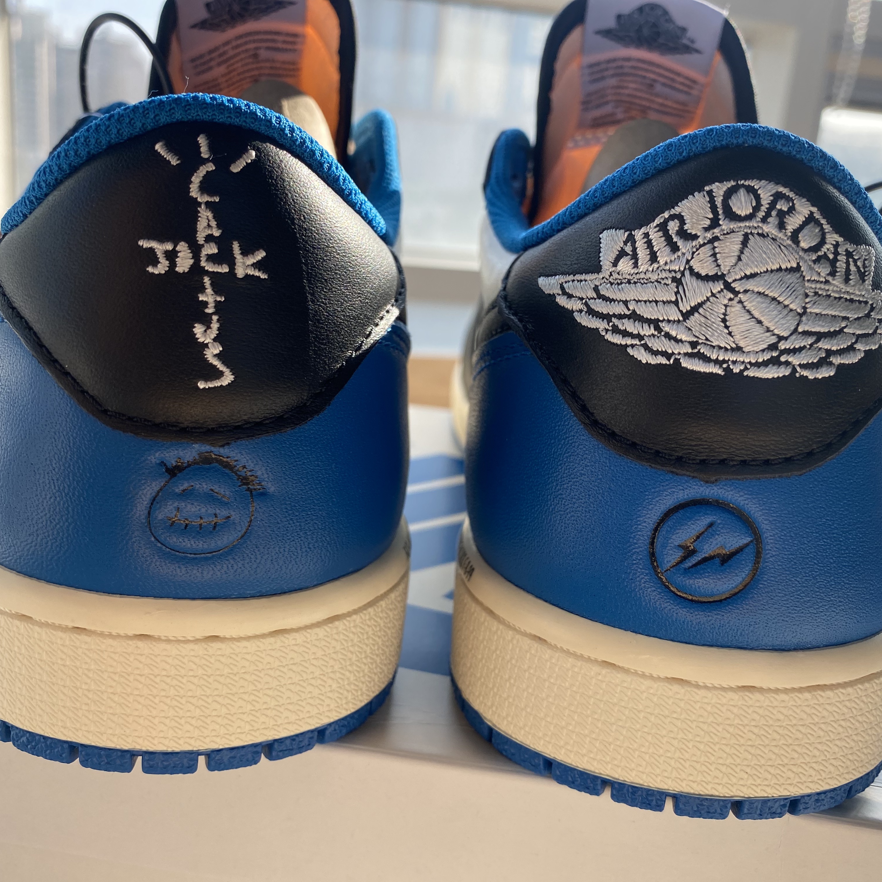 Jordan 1 x Travis Scott x Fragment Retro Low OG SP Military Blue 착용 스타일 - 4