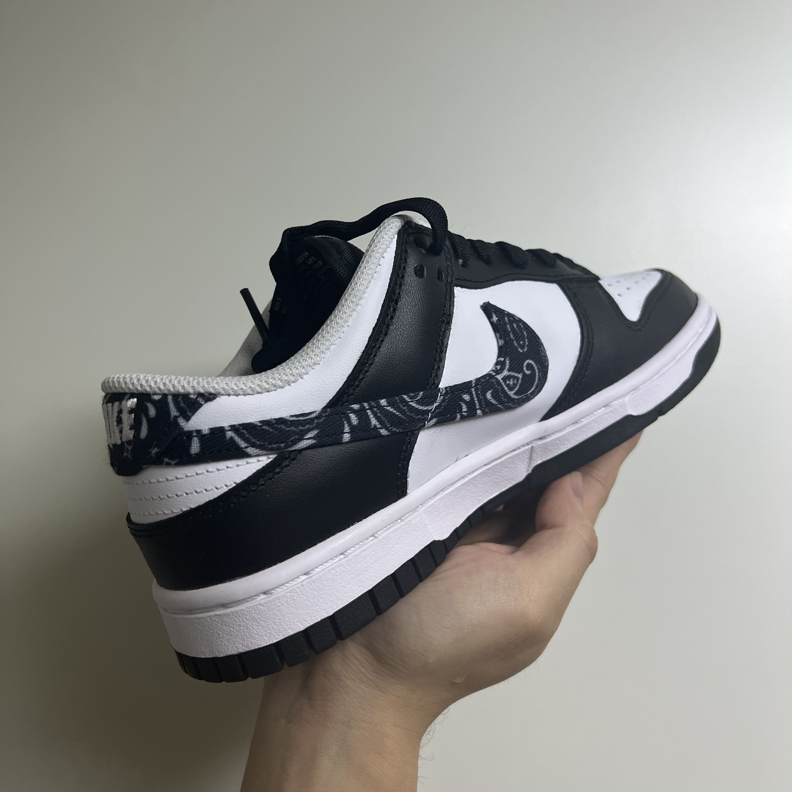 (W) Nike Dunk Low Essential Black Paisley 착용 스타일 - 2