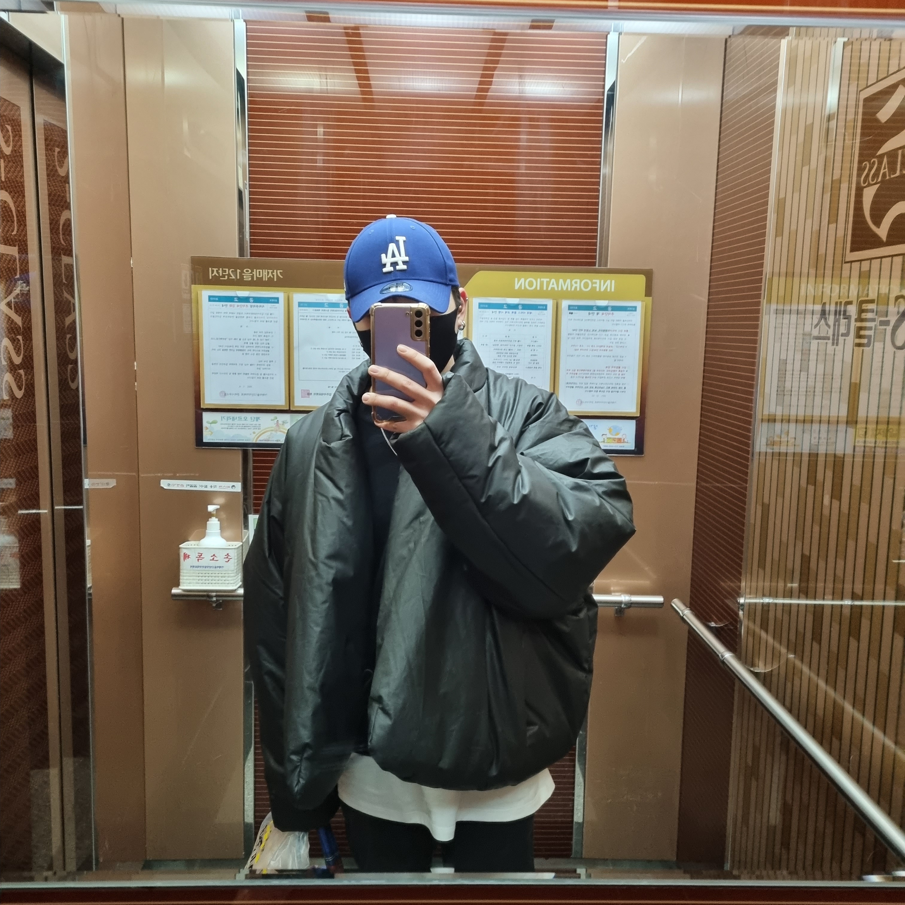 Yeezy Gap Round Jacket Black 착용 스타일 - 2